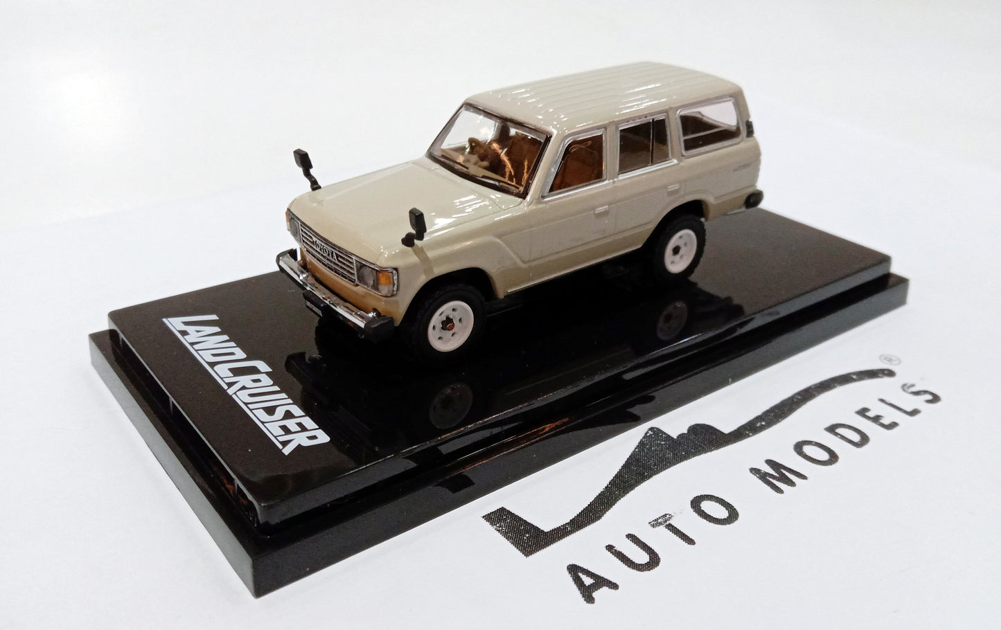 Hobby Japan Toyota Landcruiser 60 GX 1981 Traditional Beige