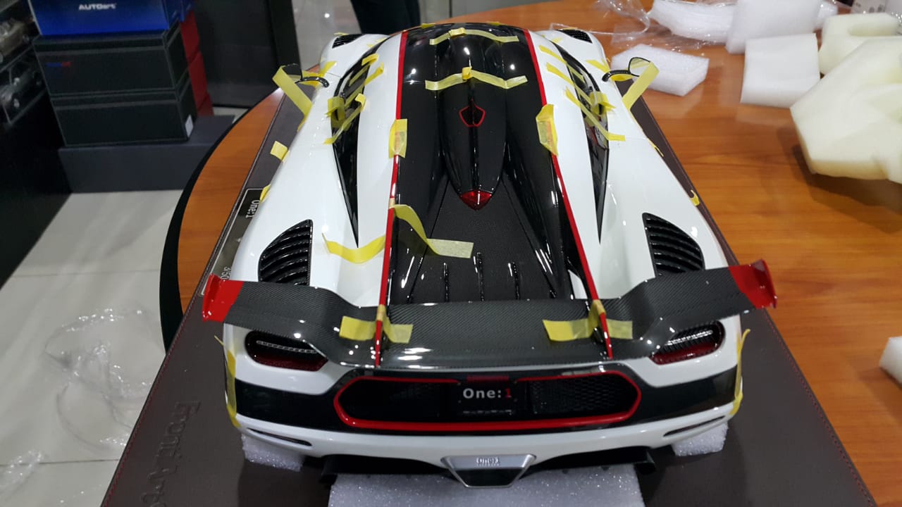 Frontiart Koenigsegg One 1 White w/Red Stripe (Open/Close)