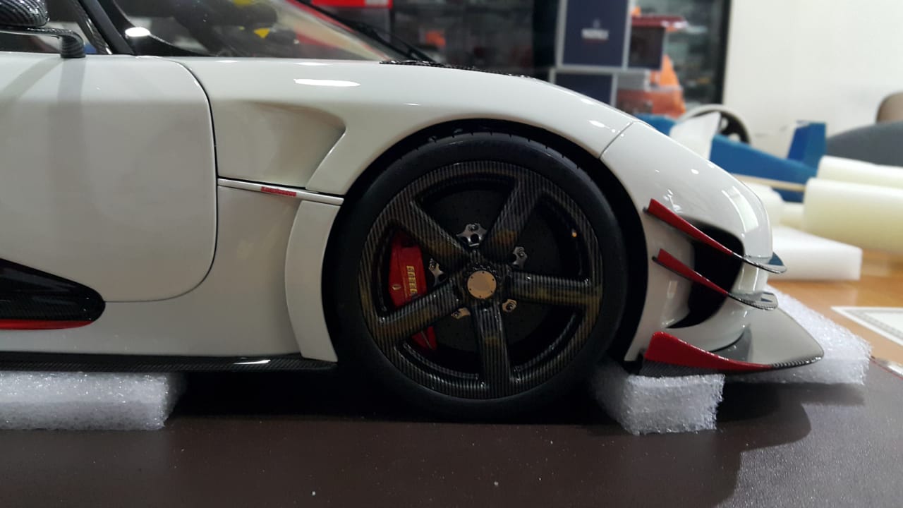 Frontiart Koenigsegg One 1 White w/Red Stripe (Open/Close)