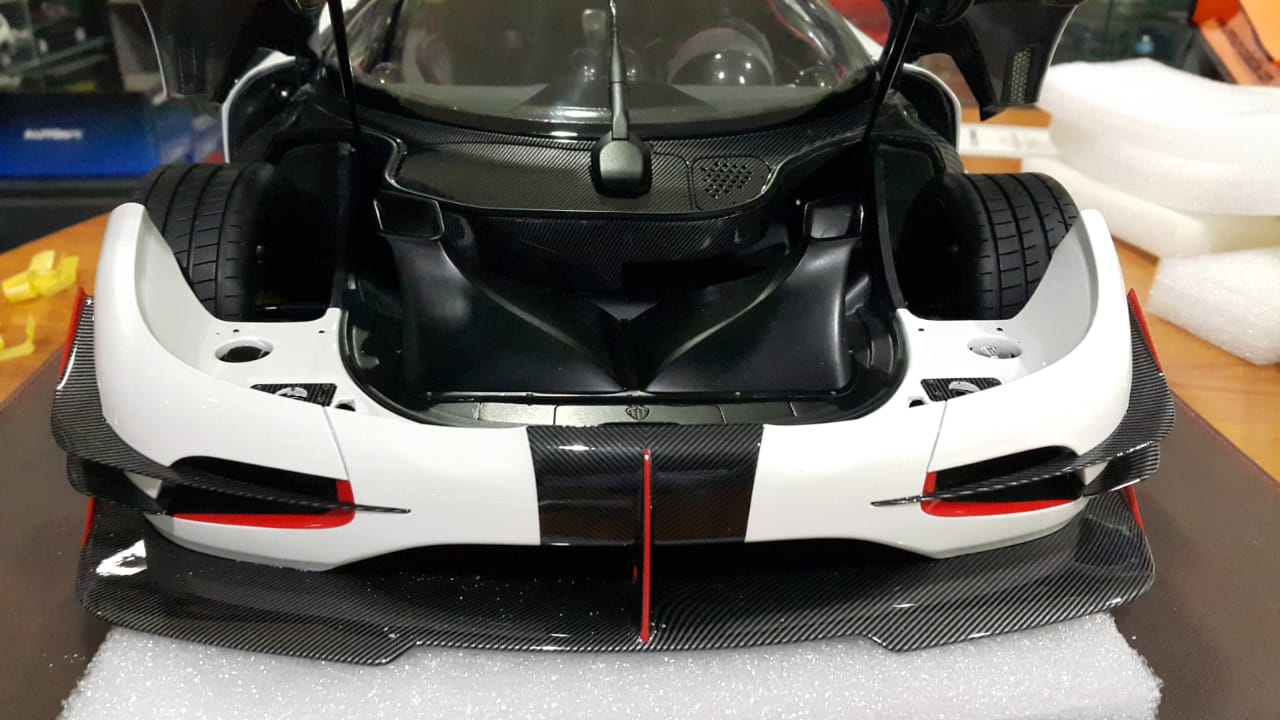 Frontiart Koenigsegg One 1 White w/Red Stripe (Open/Close)
