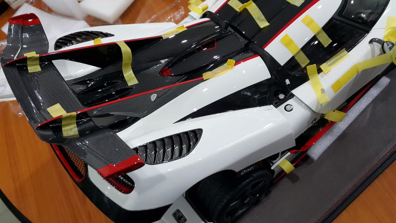 Frontiart Koenigsegg One 1 White w/Red Stripe (Open/Close)