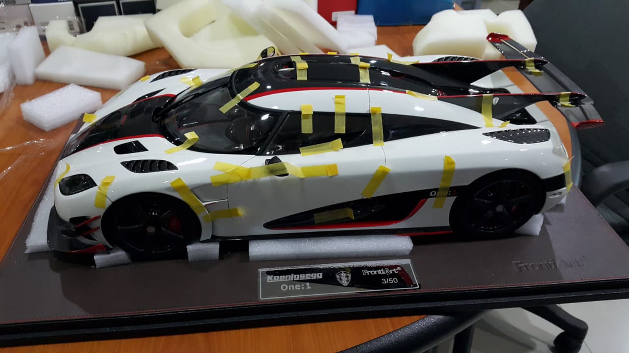 Frontiart Koenigsegg One 1 White w/Red Stripe (Open/Close)