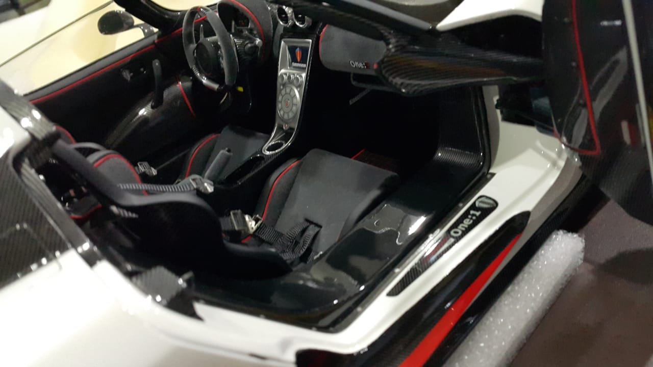Frontiart Koenigsegg One 1 White w/Red Stripe (Open/Close)