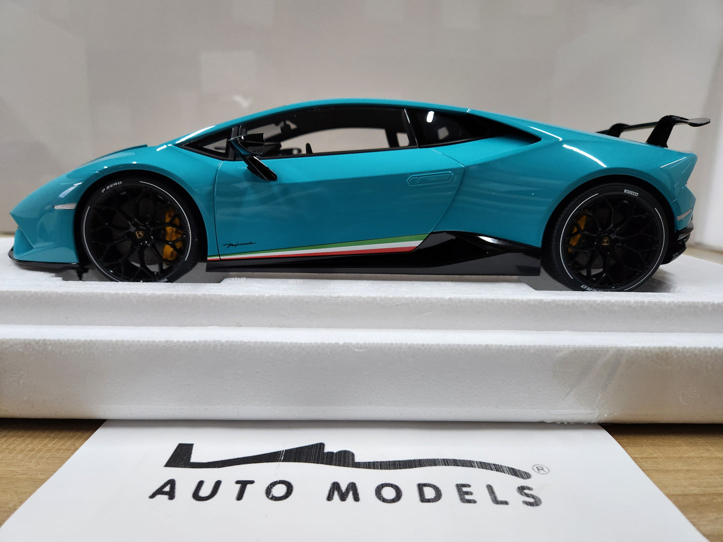 Auto Art Lamborghini Huracan Performante (Blu Glauco / Solid Blue)