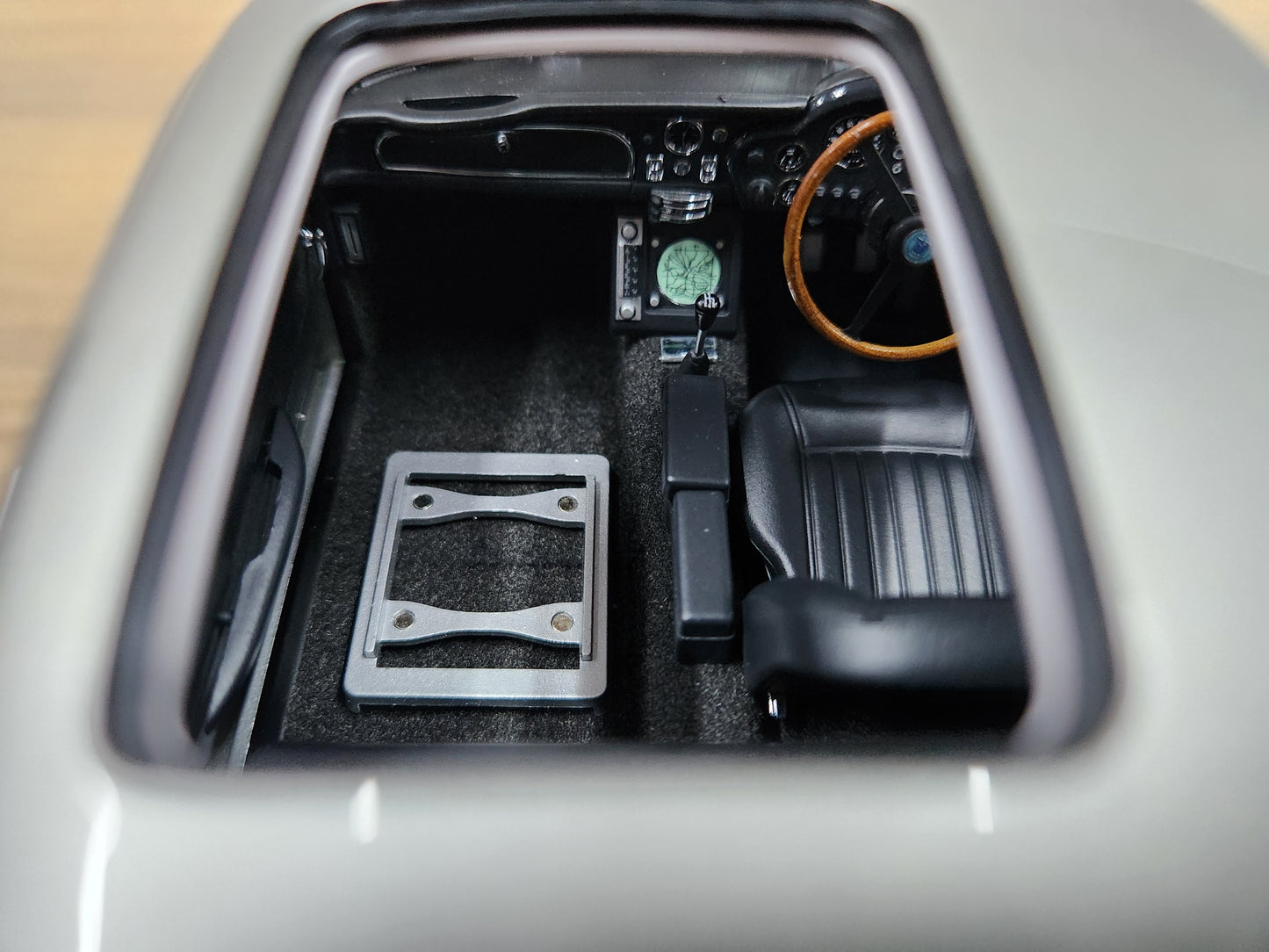 Auto Art Aston Martin DB5 GoldFinger with Weapons Silver