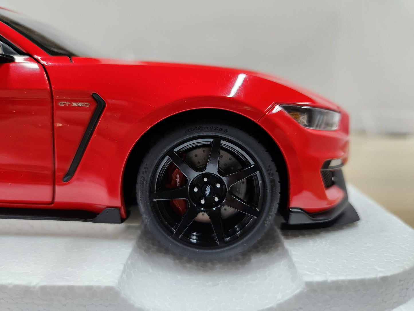 Auto Art Ford Shelby GT350R Mustang (Race Red)