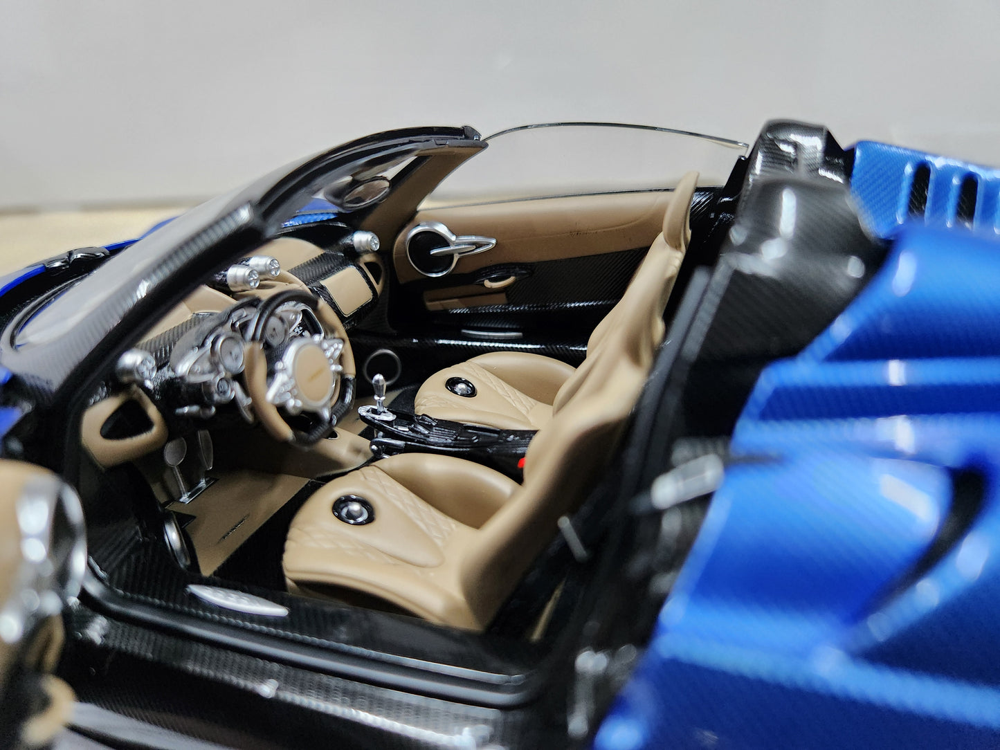 Auto Art Pagani Huayra Roadster (Blu Tricolore Carbon Fiber)