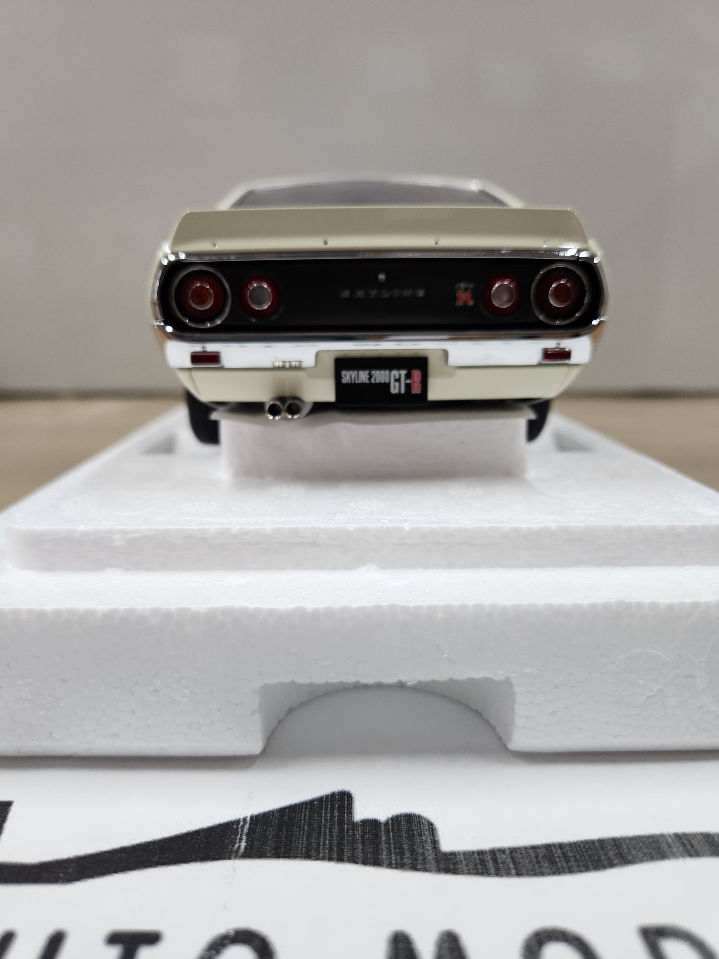 Auto Art Nissan Skyline 2000GT-R (KPGC110) Tuned Version RS White