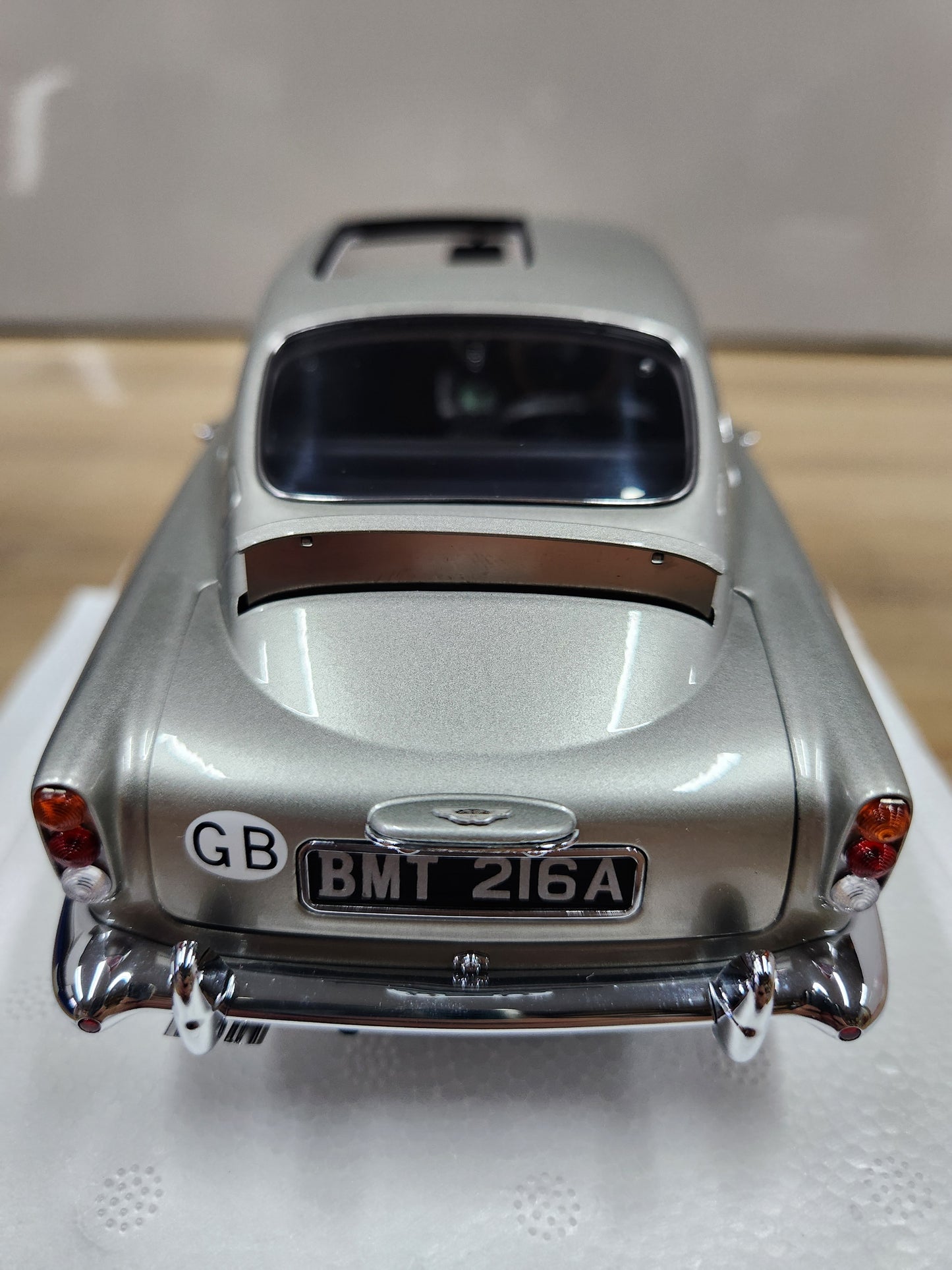 Auto Art Aston Martin DB5 GoldFinger with Weapons Silver