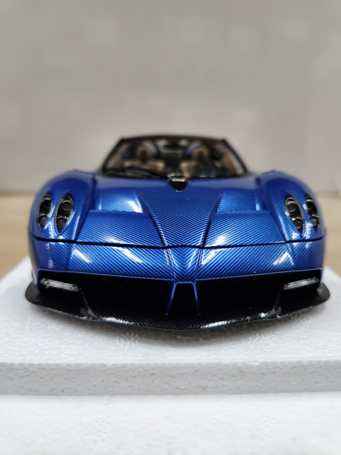 Auto Art Pagani Huayra Roadster (Blu Tricolore Carbon Fiber)