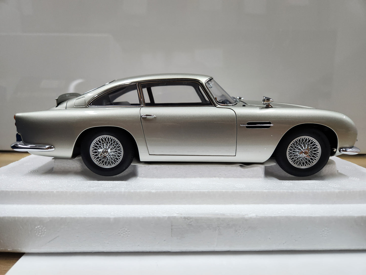 Auto Art Aston Martin DB5 GoldFinger with Weapons Silver