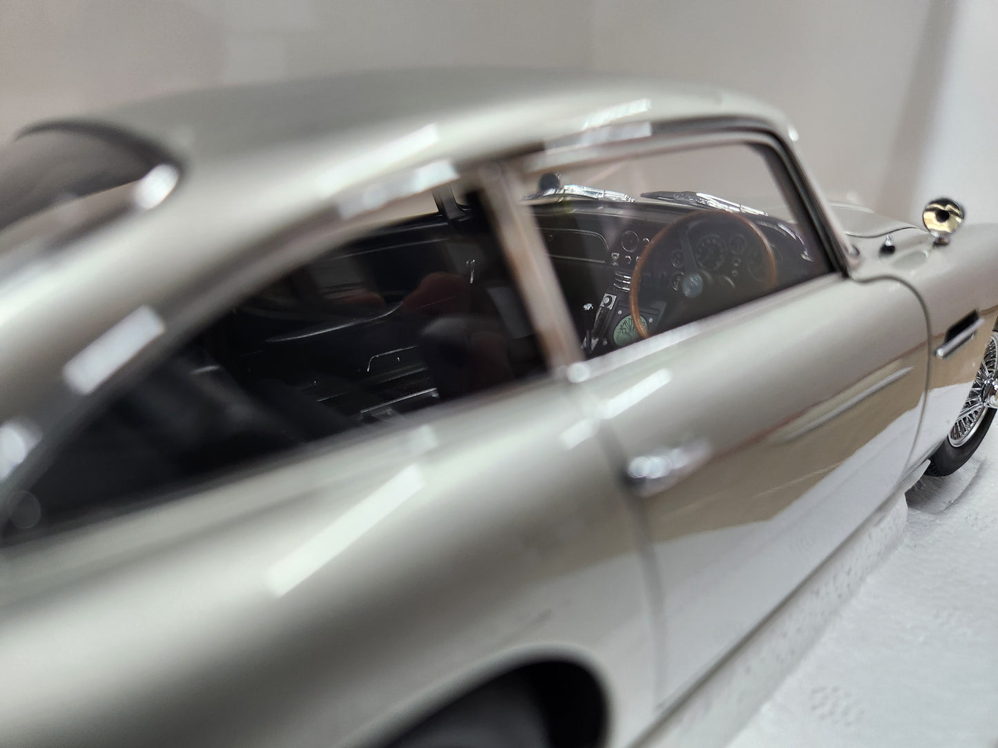 Auto Art Aston Martin DB5 GoldFinger with Weapons Silver