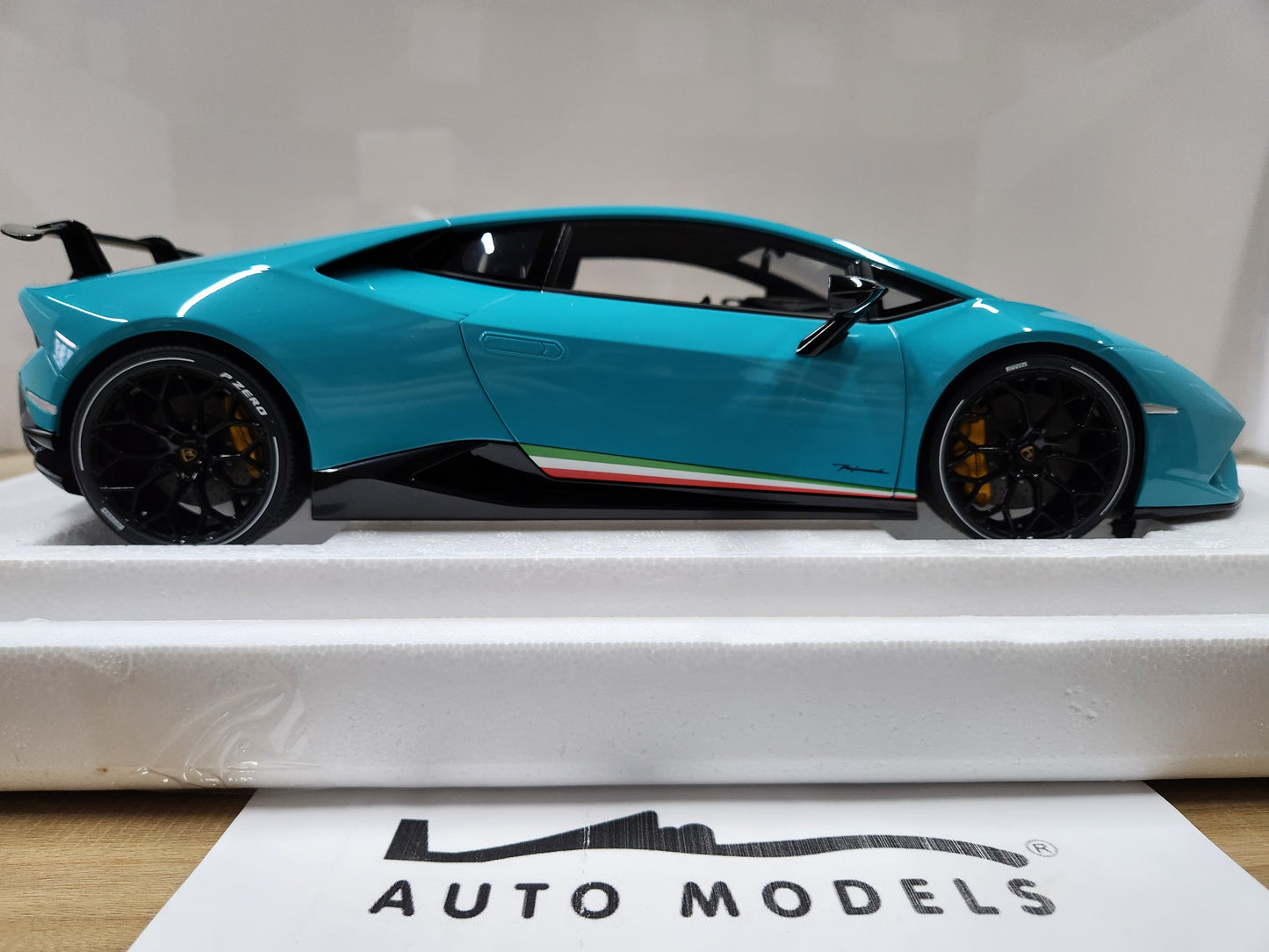 Auto Art Lamborghini Huracan Performante (Blu Glauco / Solid Blue)