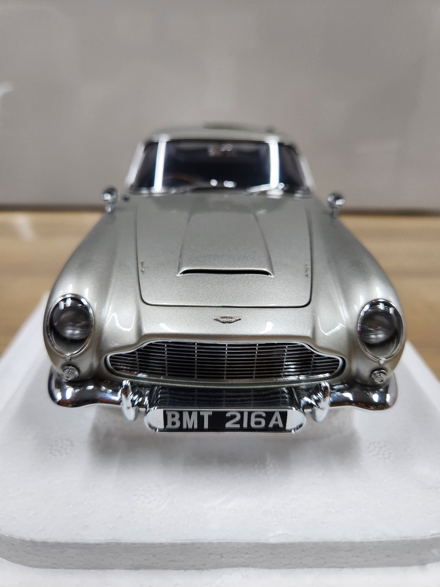 Auto Art Aston Martin DB5 GoldFinger with Weapons Silver