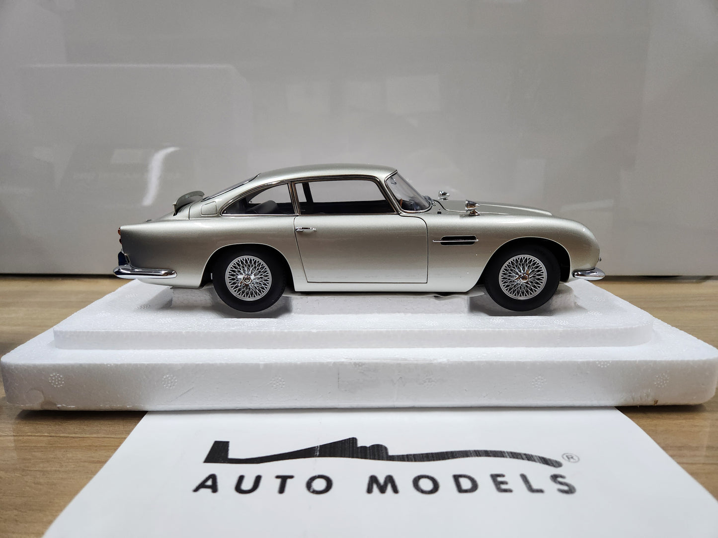 Auto Art Aston Martin DB5 GoldFinger with Weapons Silver