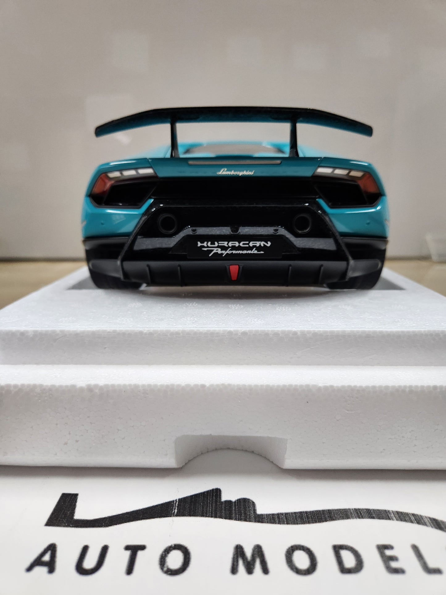 Auto Art Lamborghini Huracan Performante (Blu Glauco / Solid Blue)