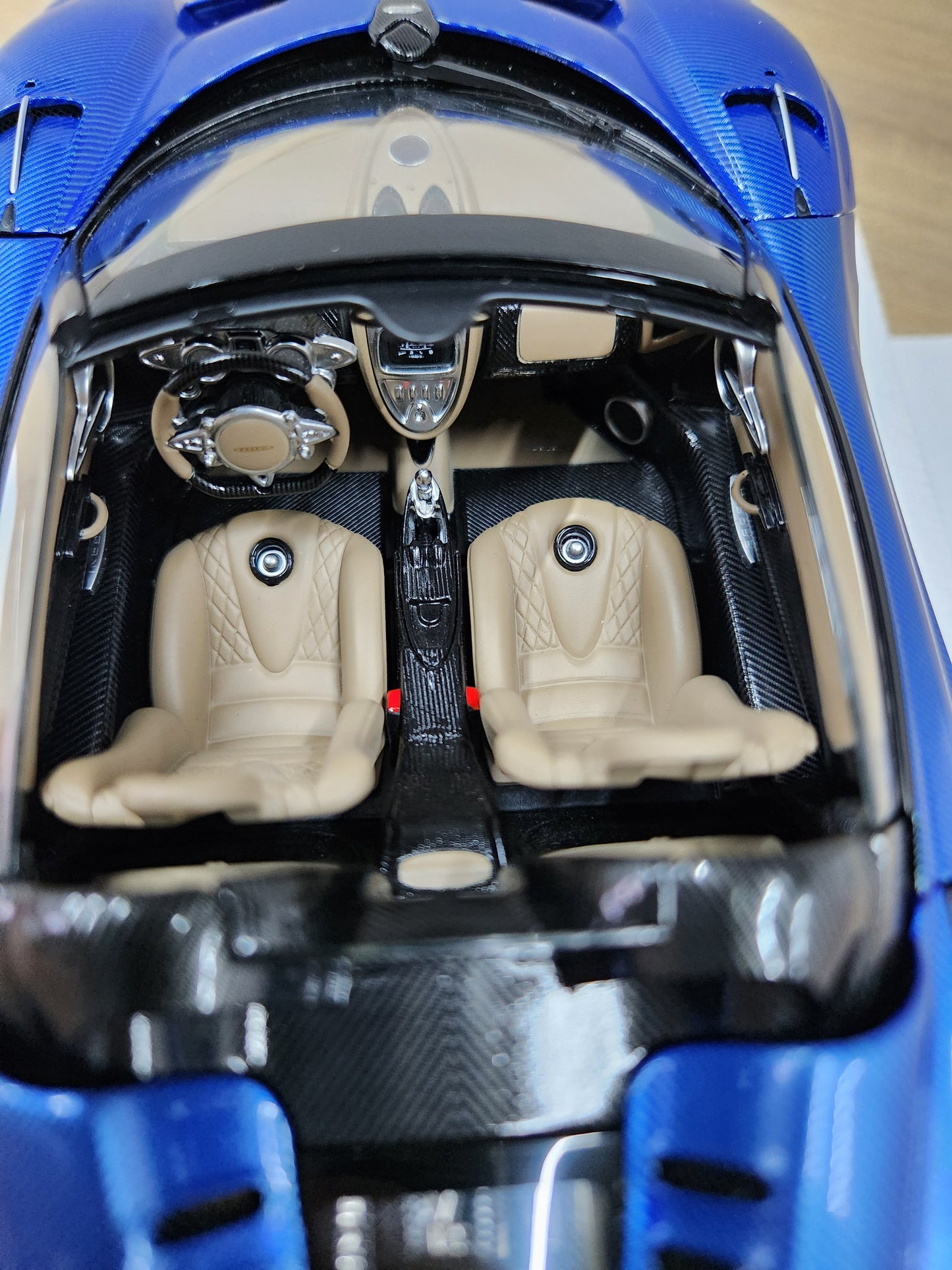 Auto Art Pagani Huayra Roadster (Blu Tricolore Carbon Fiber)