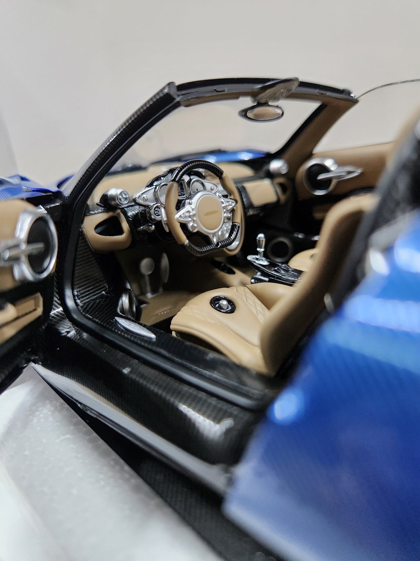 Auto Art Pagani Huayra Roadster (Blu Tricolore Carbon Fiber)