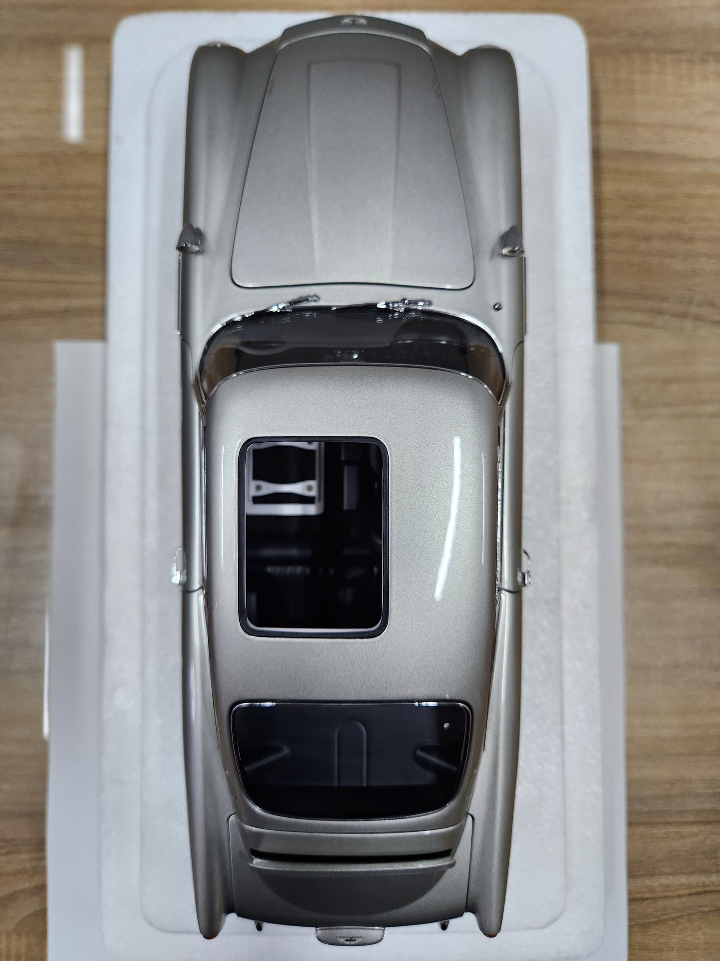 Auto Art Aston Martin DB5 GoldFinger with Weapons Silver