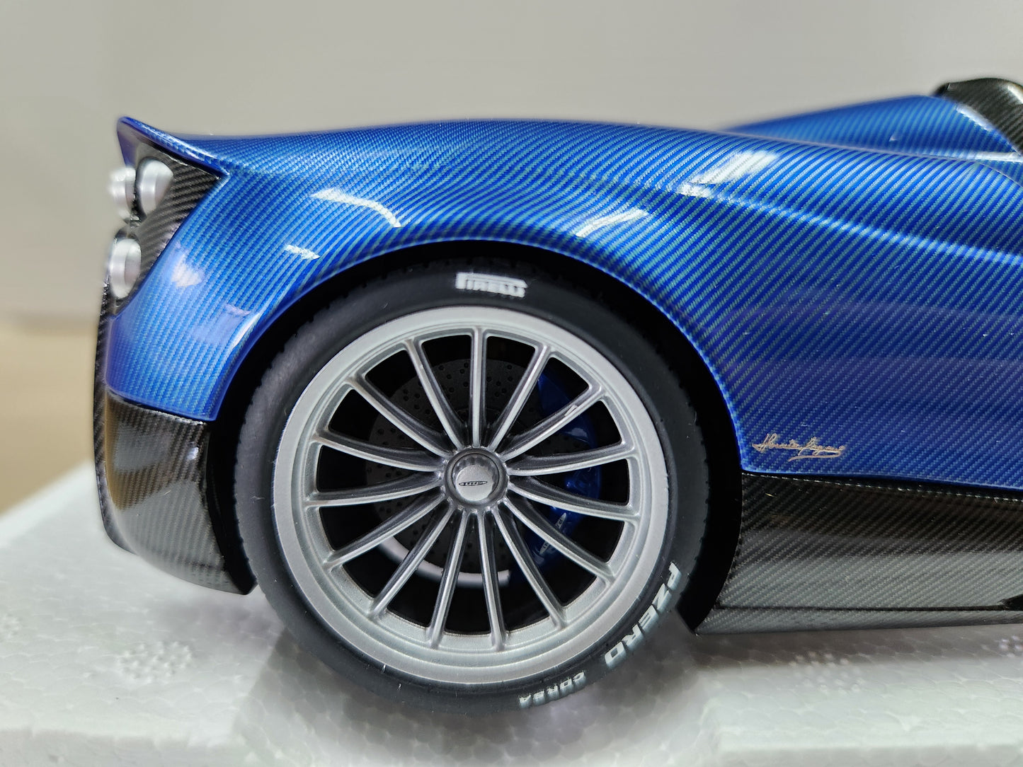 Auto Art Pagani Huayra Roadster (Blu Tricolore Carbon Fiber)
