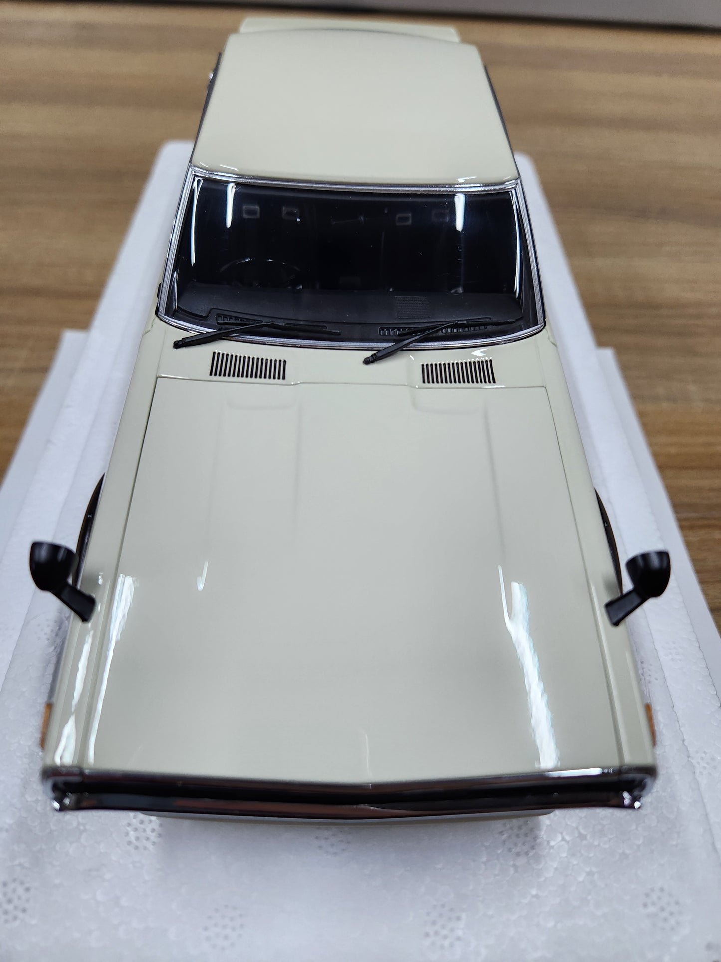 Auto Art Nissan Skyline 2000GT-R (KPGC110) Tuned Version RS White