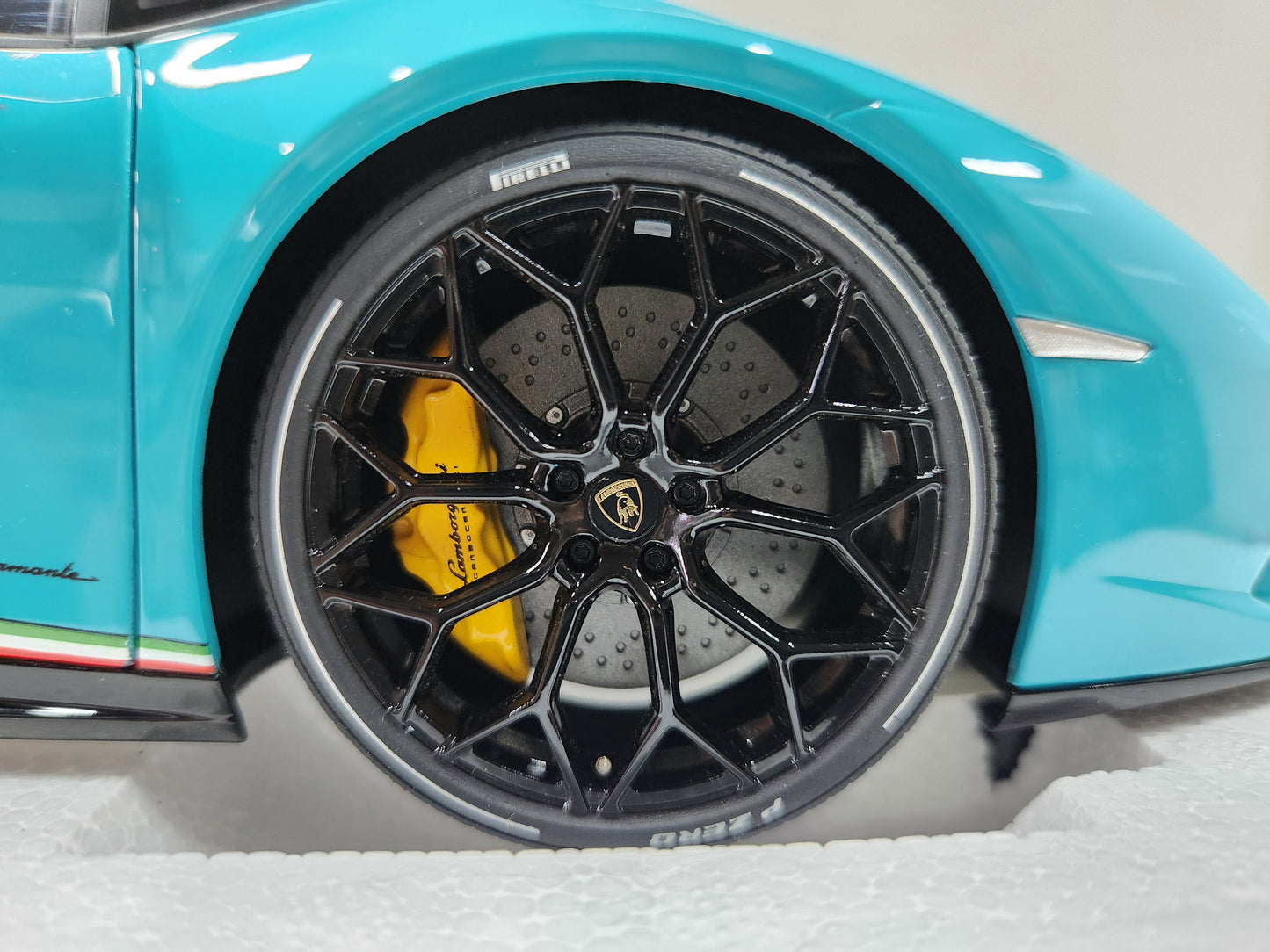 Auto Art Lamborghini Huracan Performante (Blu Glauco / Solid Blue)