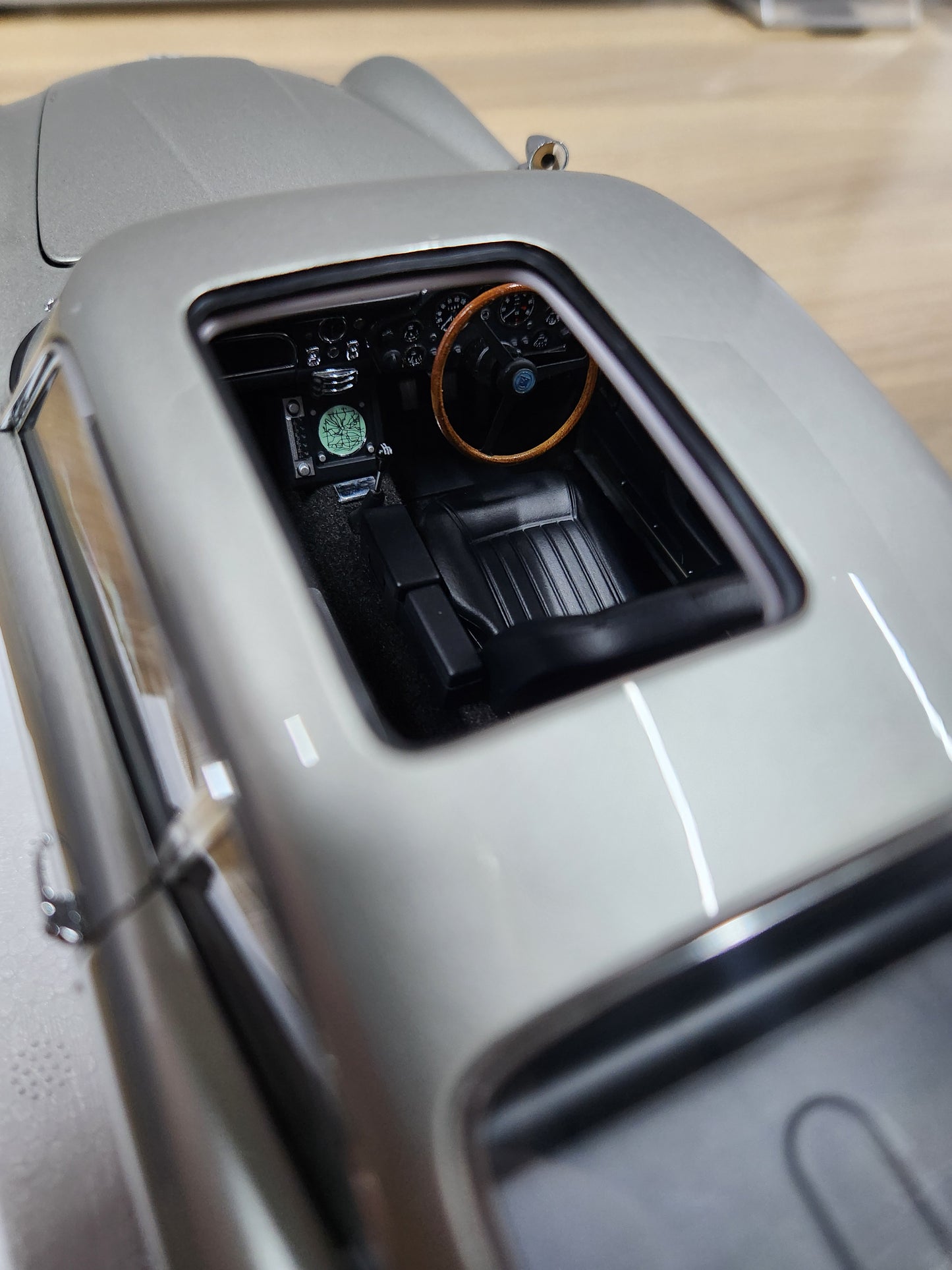 Auto Art Aston Martin DB5 GoldFinger with Weapons Silver