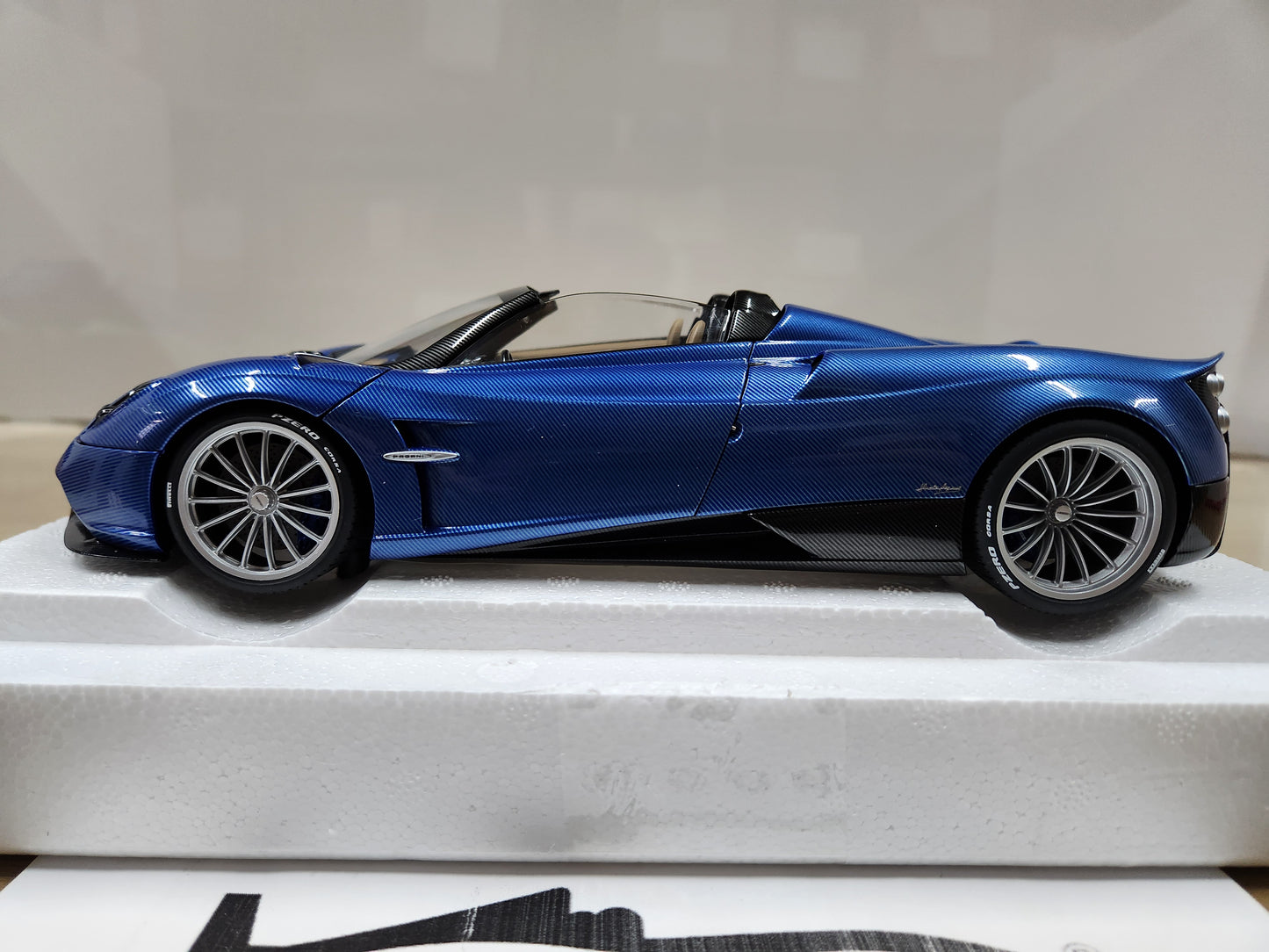 Auto Art Pagani Huayra Roadster (Blu Tricolore Carbon Fiber)