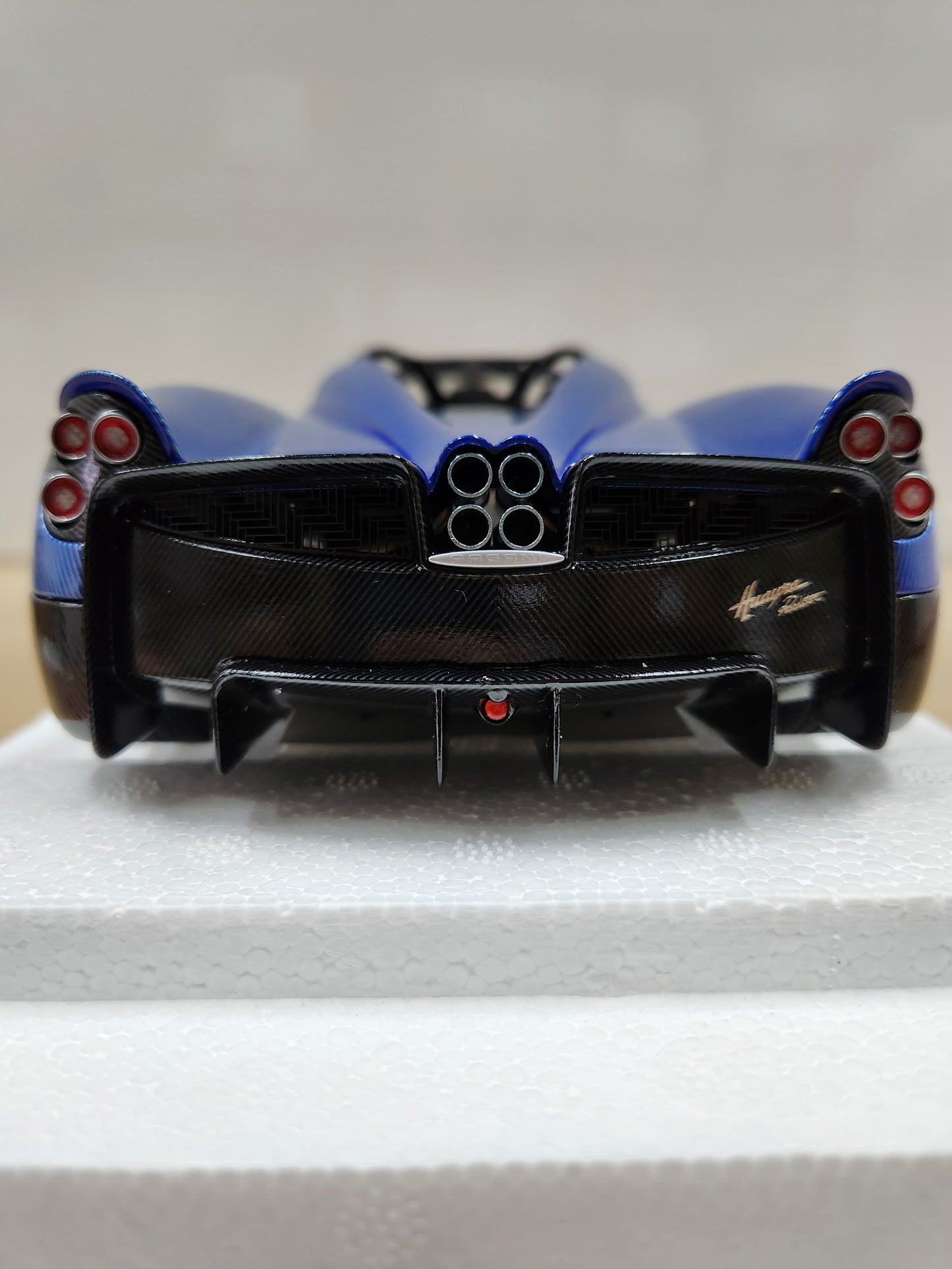 Auto Art Pagani Huayra Roadster (Blu Tricolore Carbon Fiber)