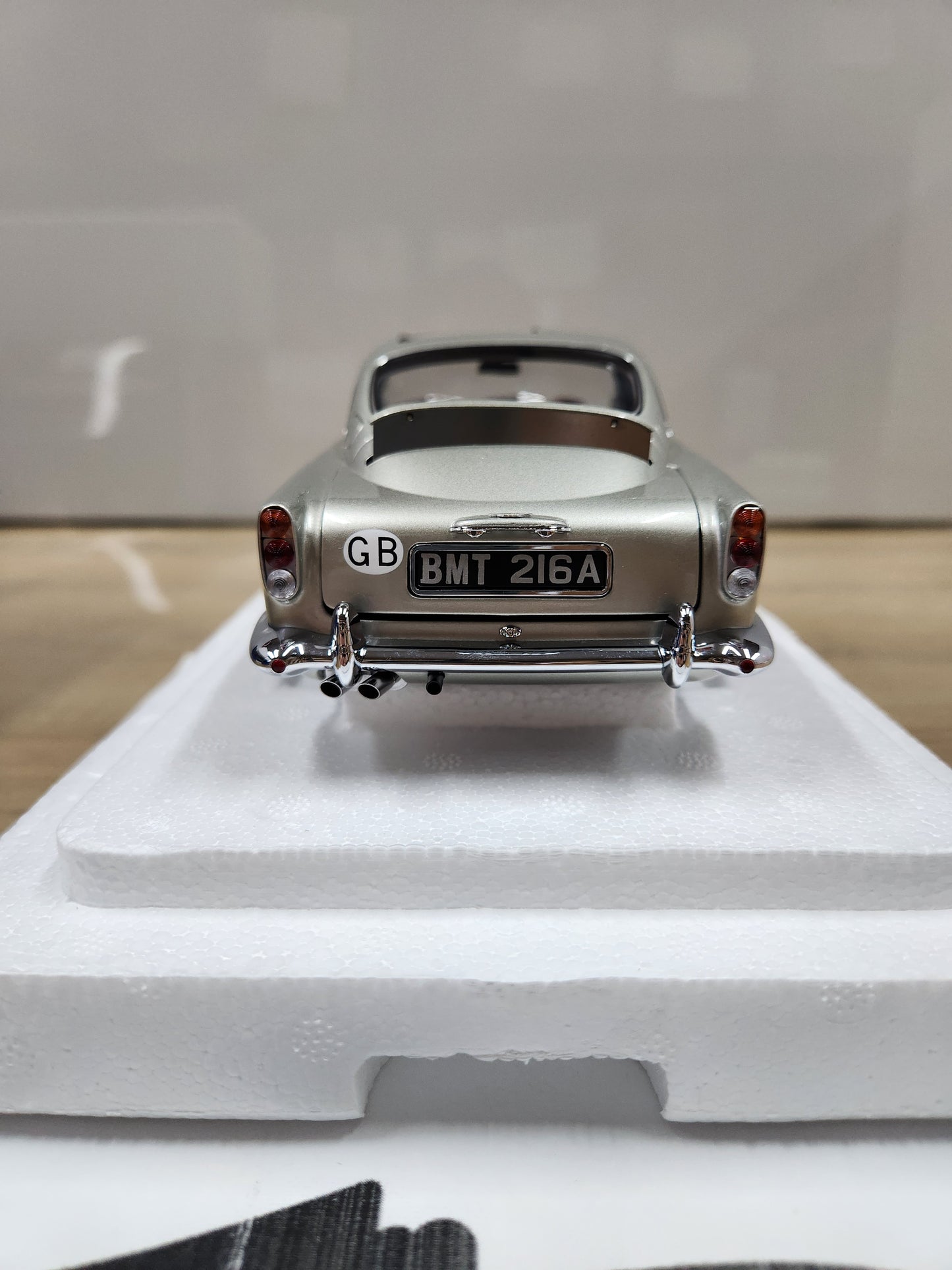 Auto Art Aston Martin DB5 GoldFinger with Weapons Silver