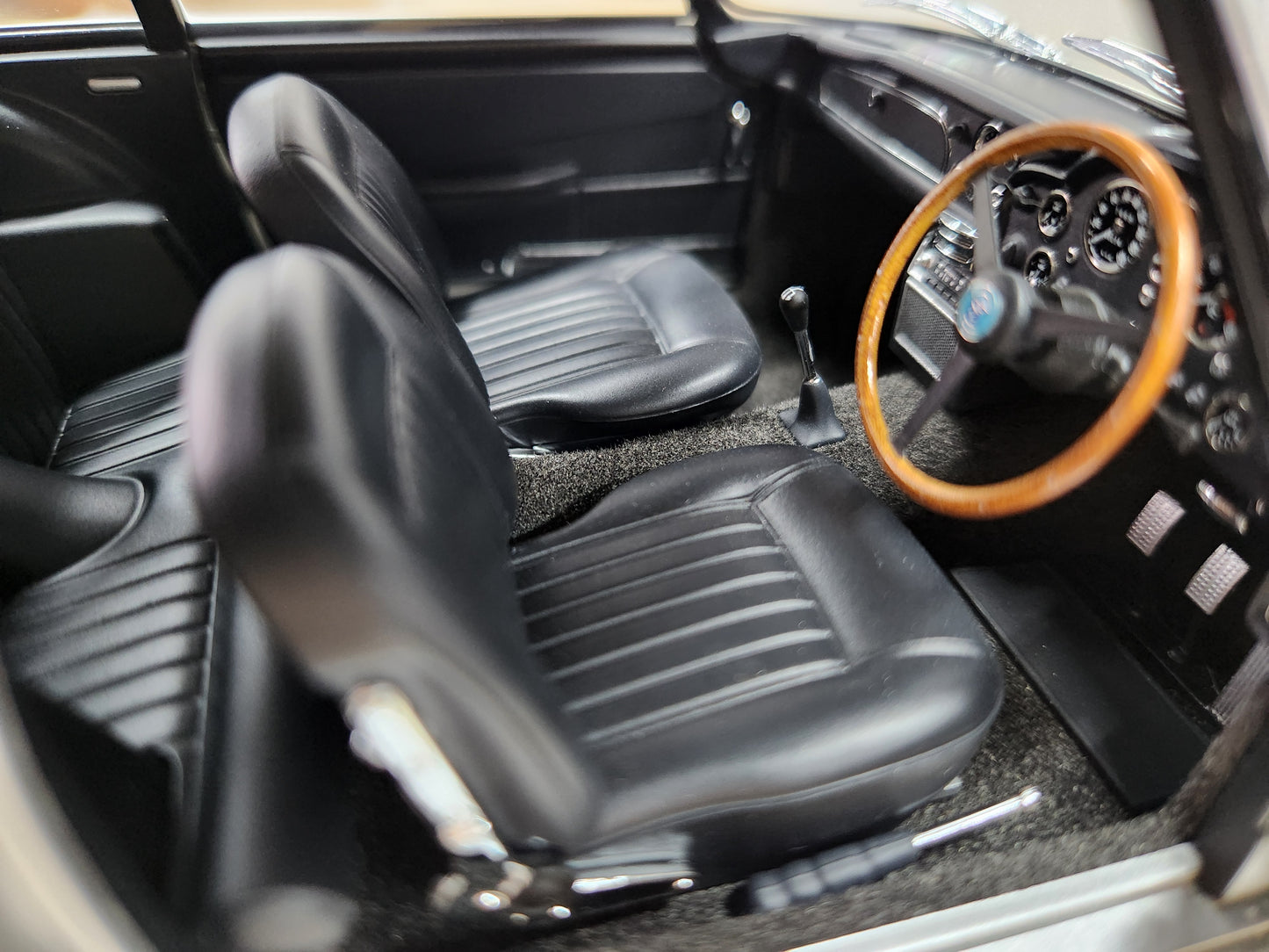 Auto Art Aston Martin DB5 Birch Silver