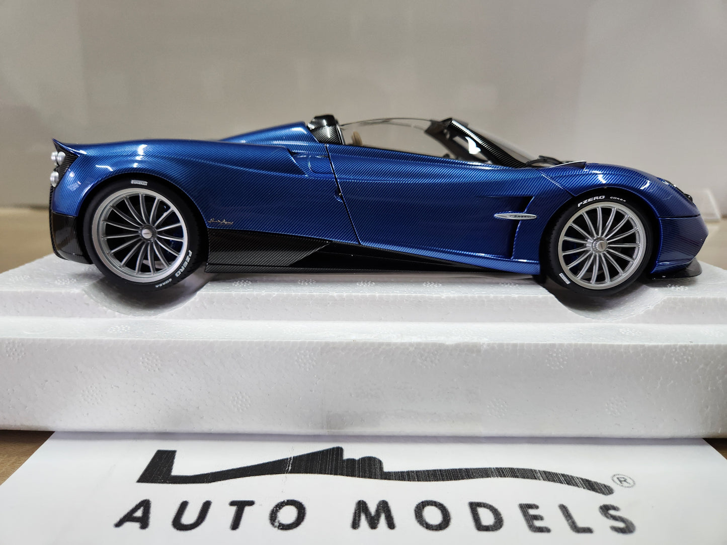 Auto Art Pagani Huayra Roadster (Blu Tricolore Carbon Fiber)