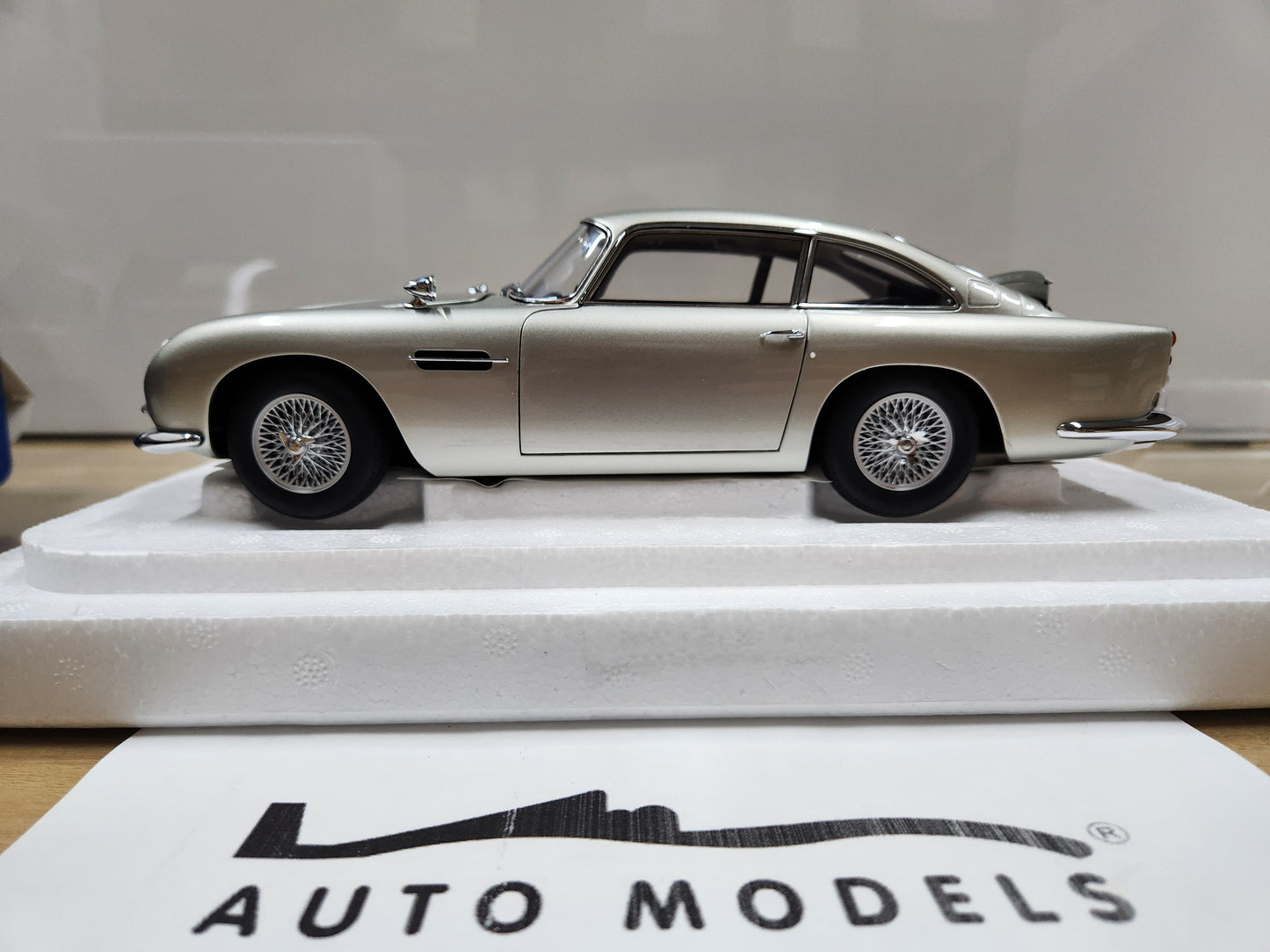 Auto Art Aston Martin DB5 GoldFinger with Weapons Silver