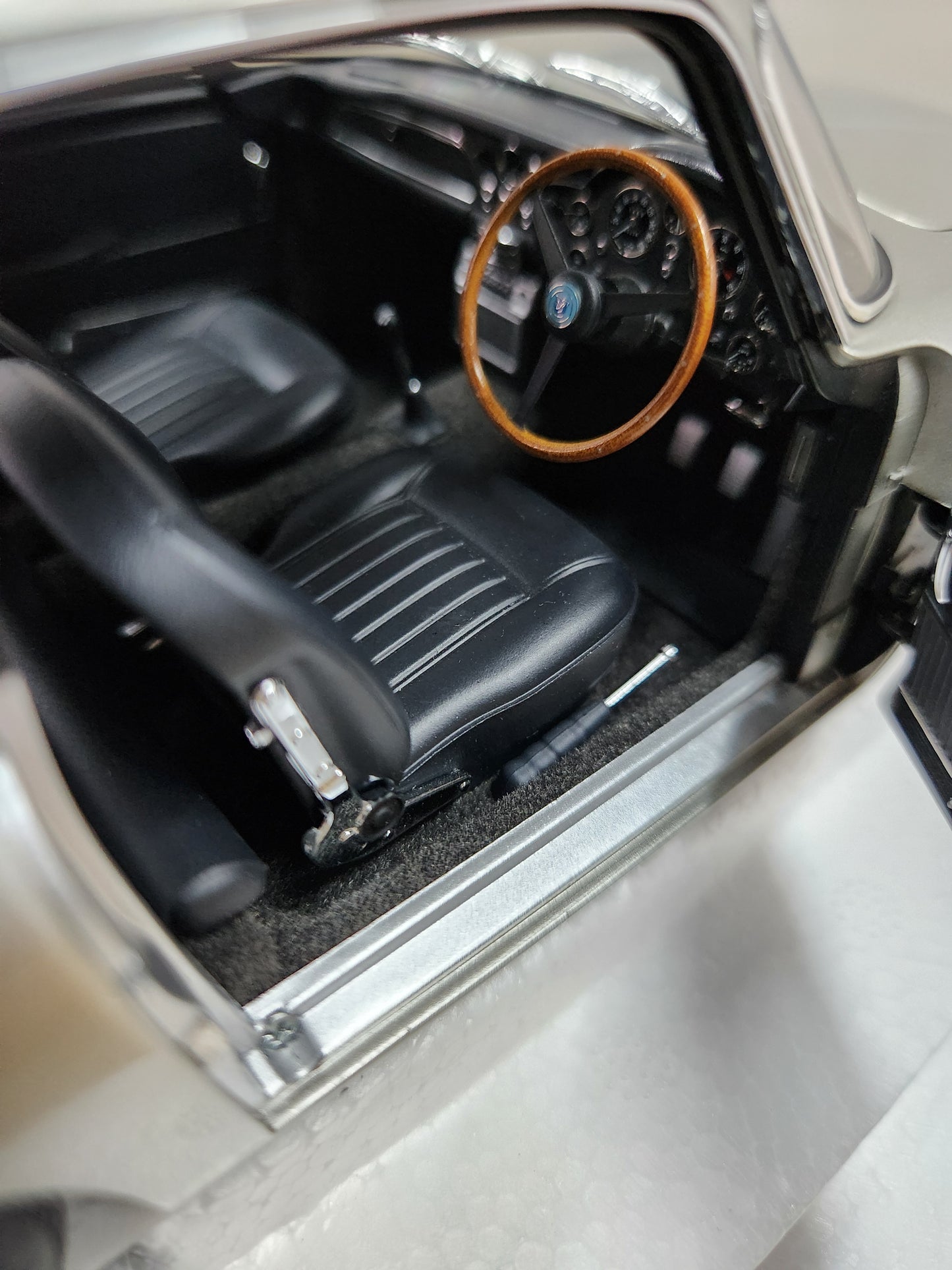 Auto Art Aston Martin DB5 Birch Silver