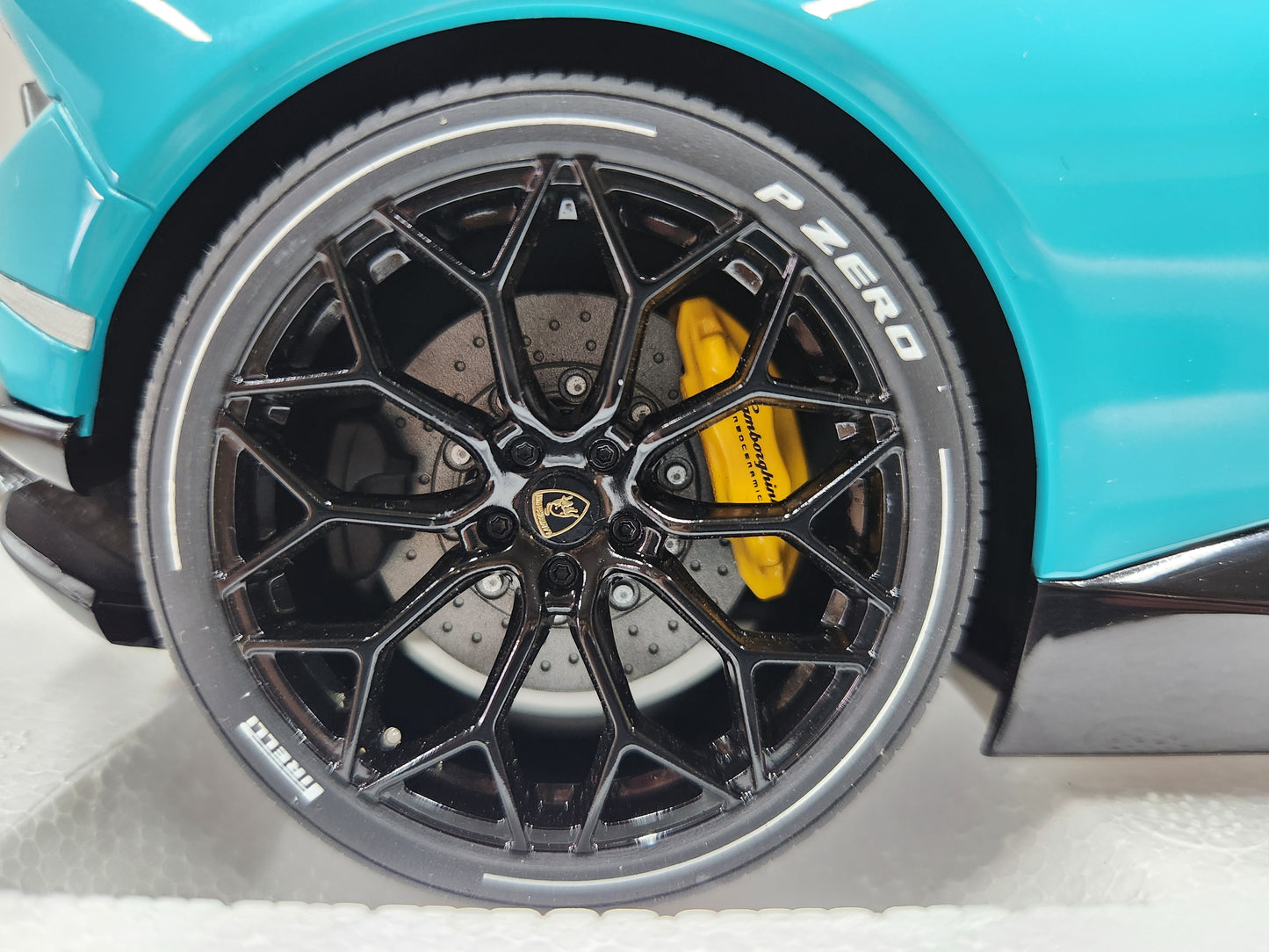 Auto Art Lamborghini Huracan Performante (Blu Glauco / Solid Blue)