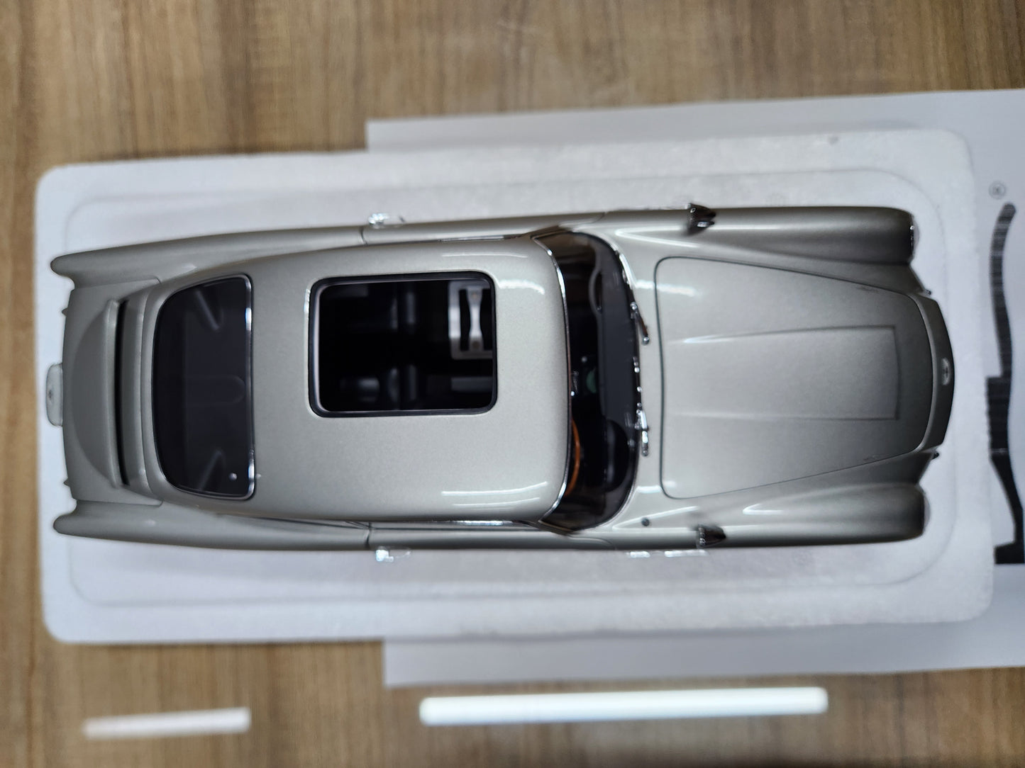 Auto Art Aston Martin DB5 GoldFinger with Weapons Silver