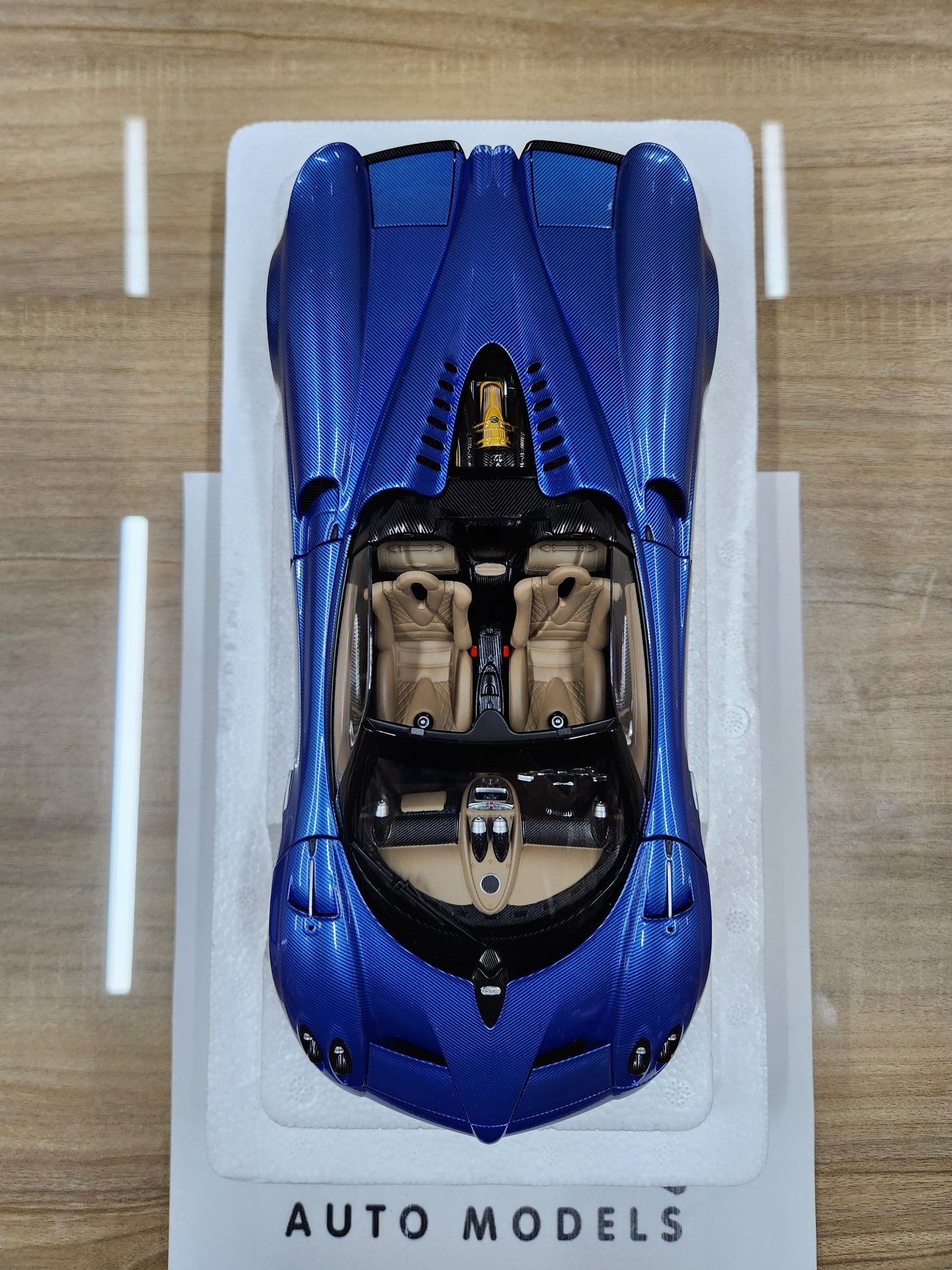Auto Art Pagani Huayra Roadster (Blu Tricolore Carbon Fiber)