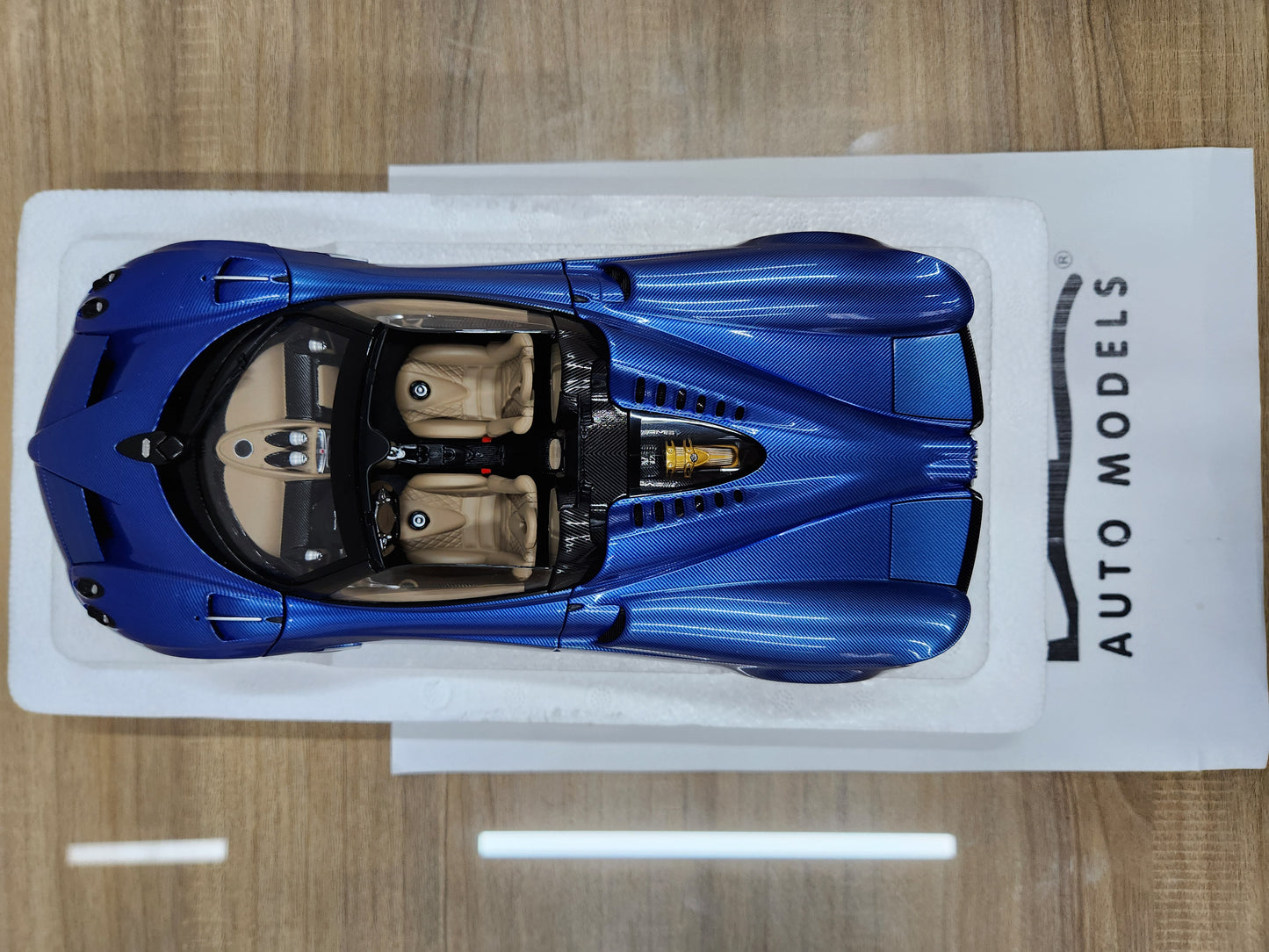 Auto Art Pagani Huayra Roadster (Blu Tricolore Carbon Fiber)