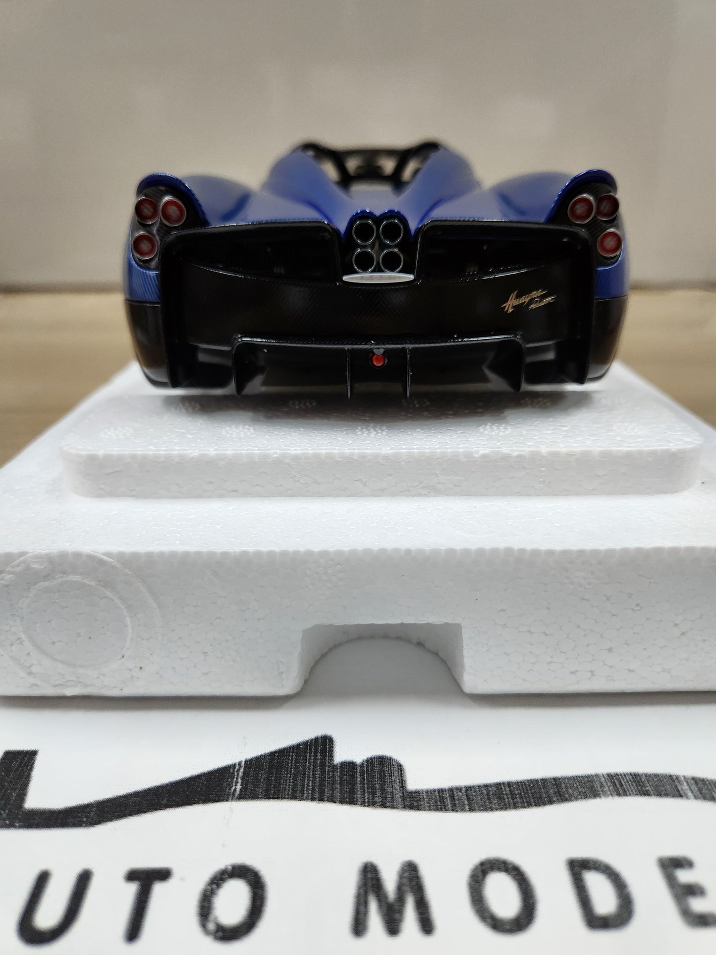 Auto Art Pagani Huayra Roadster (Blu Tricolore Carbon Fiber)