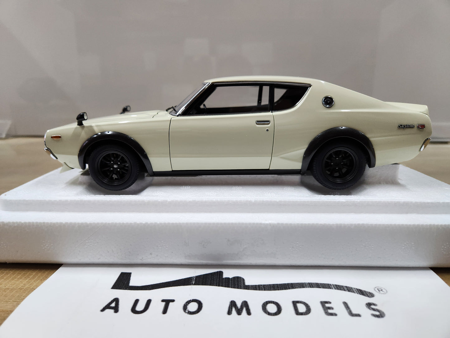 Auto Art Nissan Skyline 2000GT-R (KPGC110) Tuned Version RS White