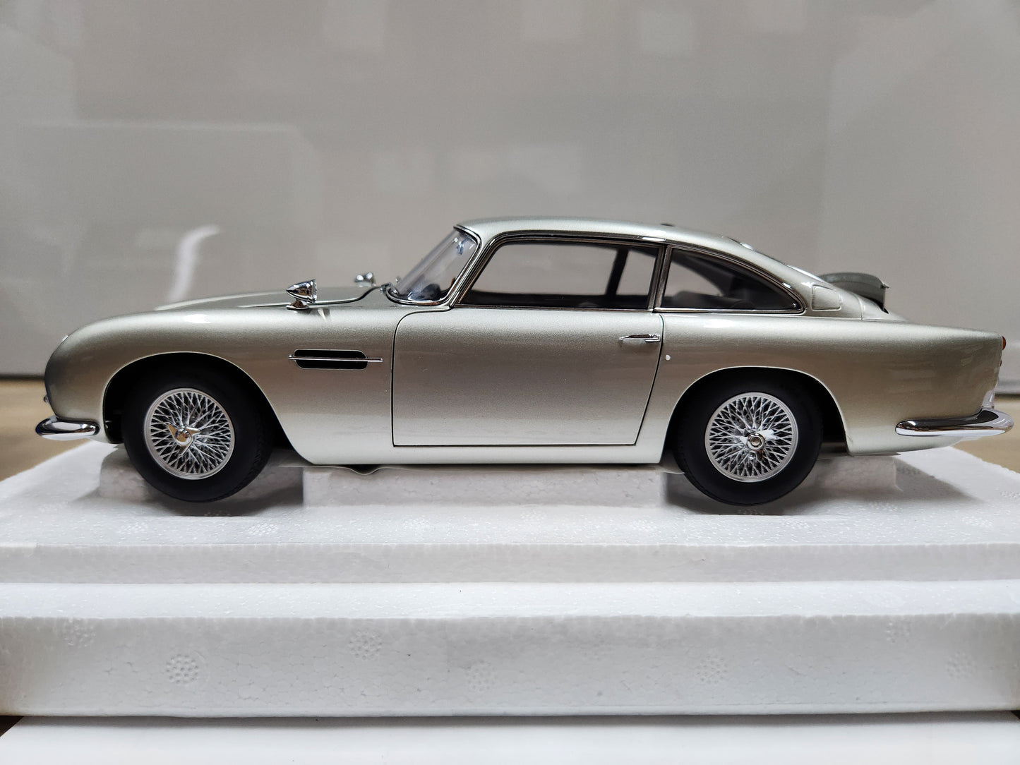 Auto Art Aston Martin DB5 GoldFinger with Weapons Silver