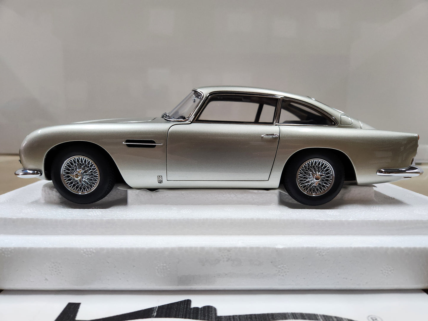 Auto Art Aston Martin DB5 Birch Silver