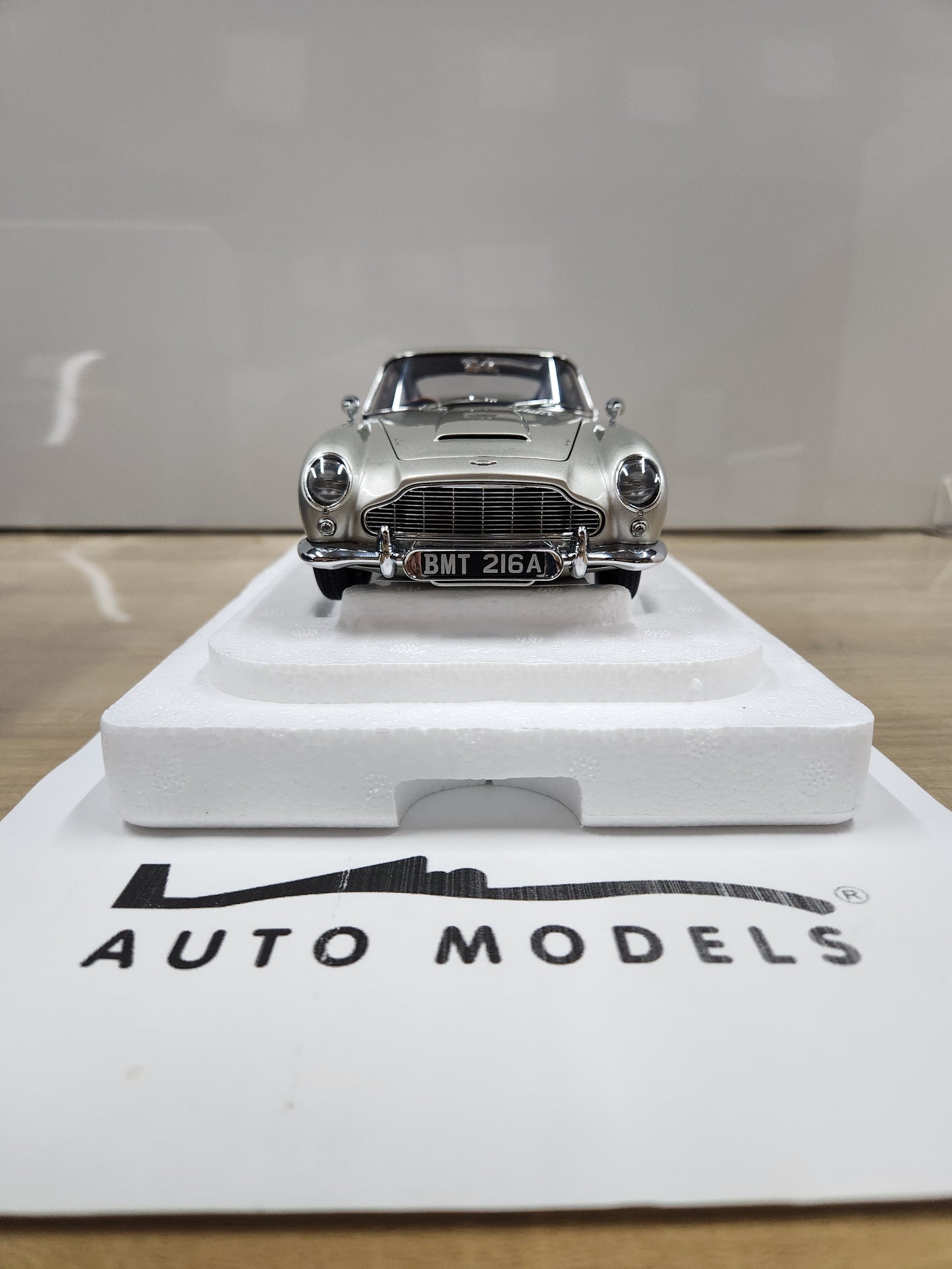 Auto Art Aston Martin DB5 GoldFinger with Weapons Silver