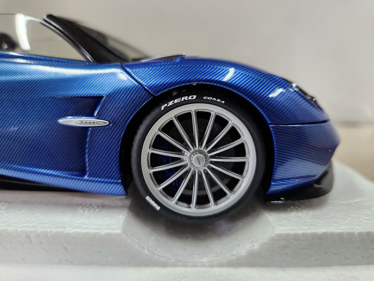Auto Art Pagani Huayra Roadster (Blu Tricolore Carbon Fiber)