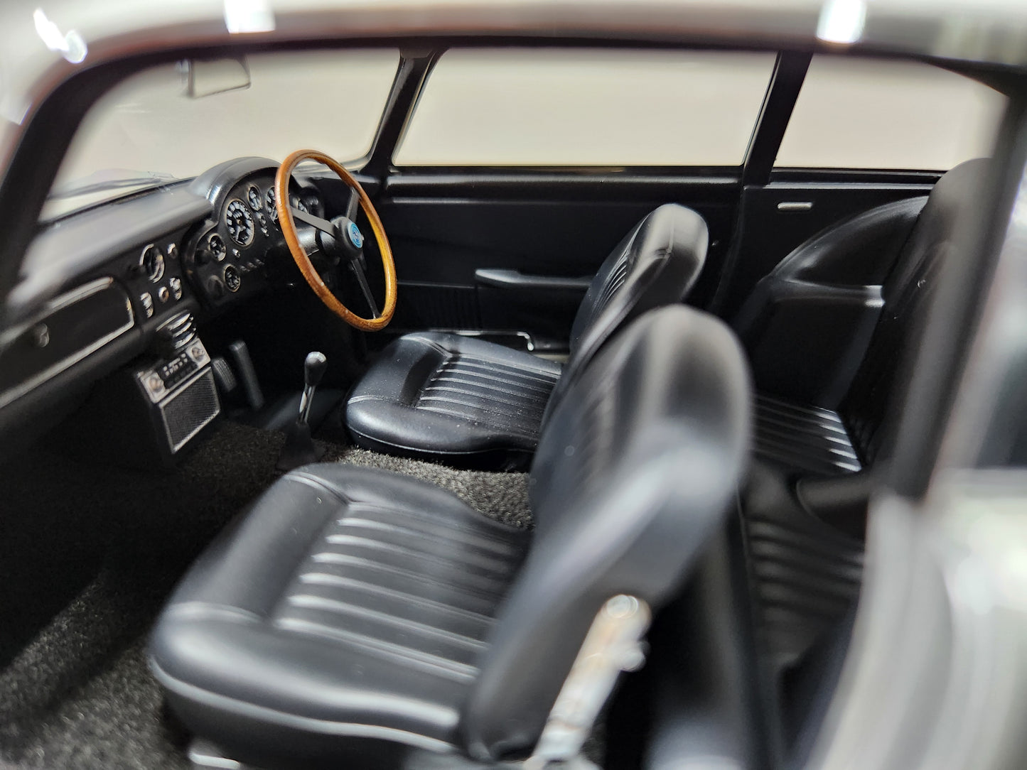 Auto Art Aston Martin DB5 Birch Silver