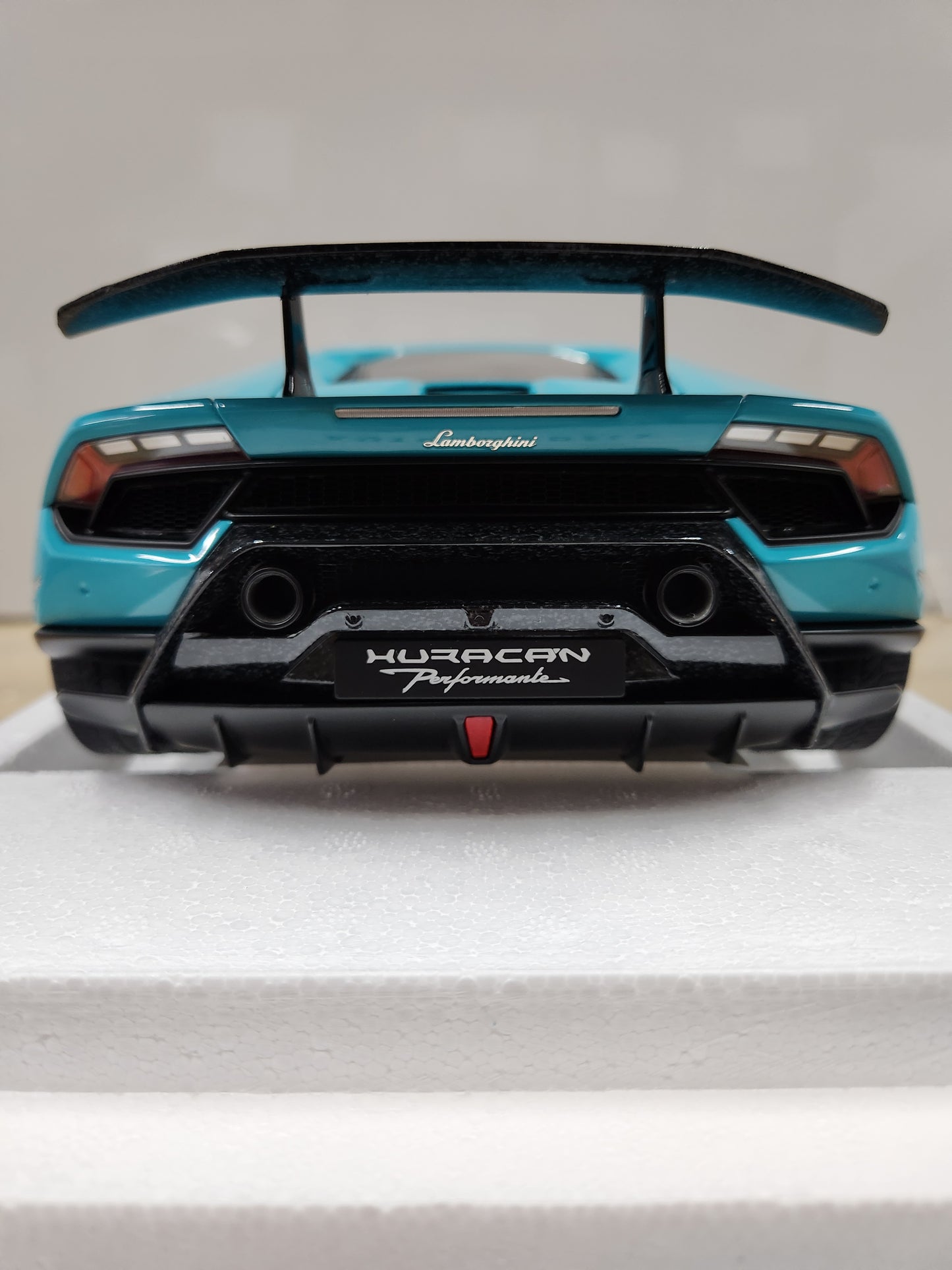 Auto Art Lamborghini Huracan Performante (Blu Glauco / Solid Blue)