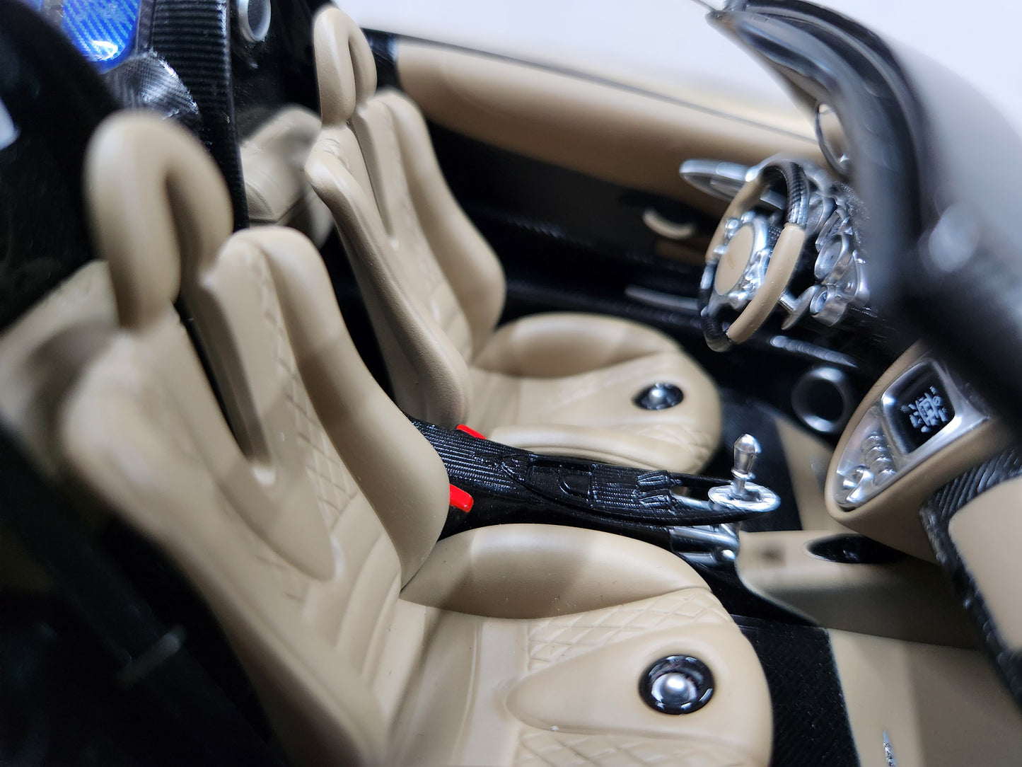 Auto Art Pagani Huayra Roadster (Blu Tricolore Carbon Fiber)