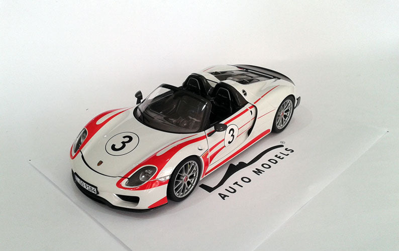 Minichamps Porsche 918 Spyder 2013 with Weissach Salzburg White