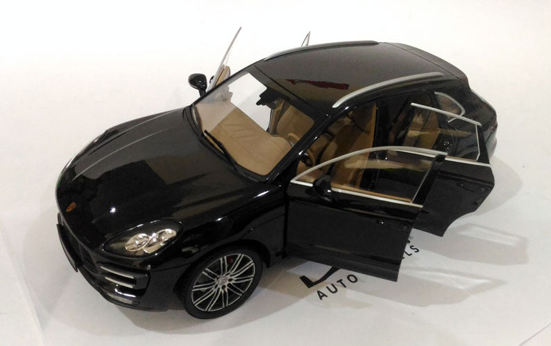 Minichamps Porsche Macan Turbo 2013 Black