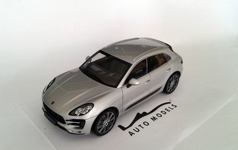 Minichamps Porsche Macan Turbo 2013 Silver